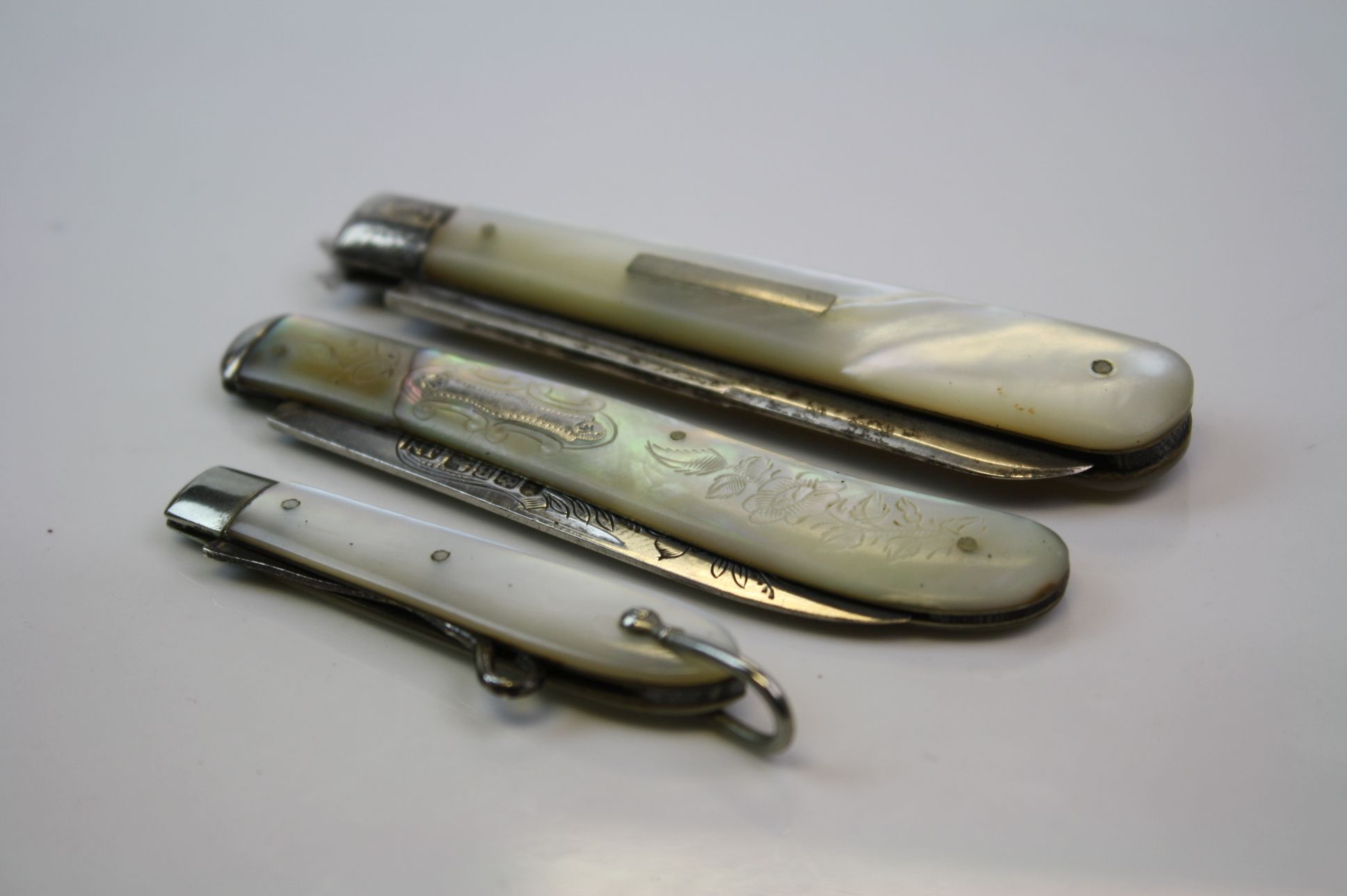 Two fully hallmarked sterling silver & mother of pearl folding fruit knives together with a - Image 2 of 3