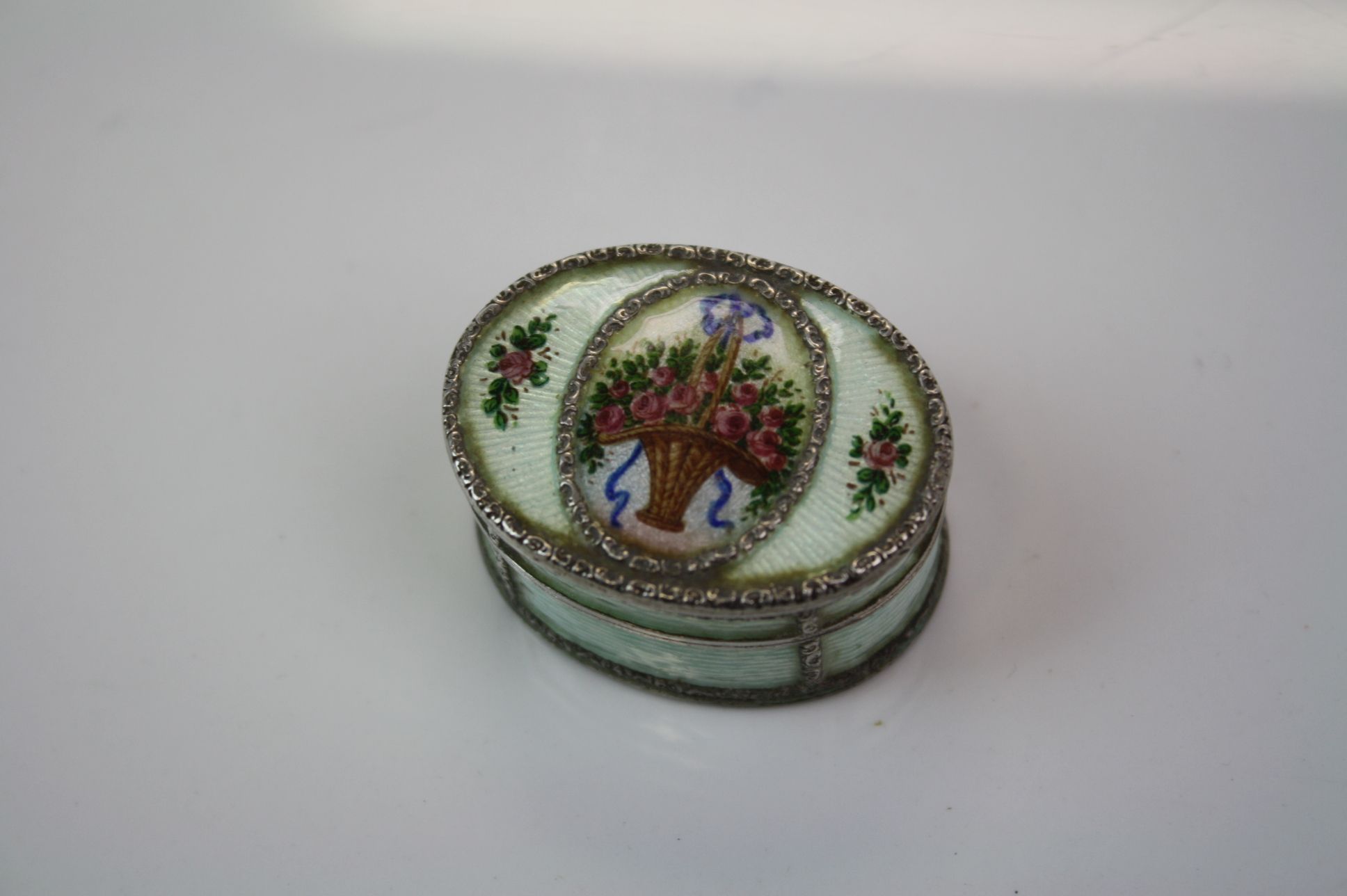 19th century French Guilloche Enamel Patch Box with stamp marks for Paris and maker J.G - Image 2 of 5