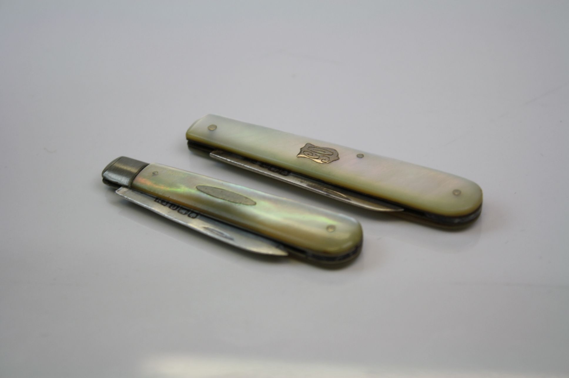Two fully hallmarked sterling silver & mother of pearl folding fruit knives. - Image 2 of 4