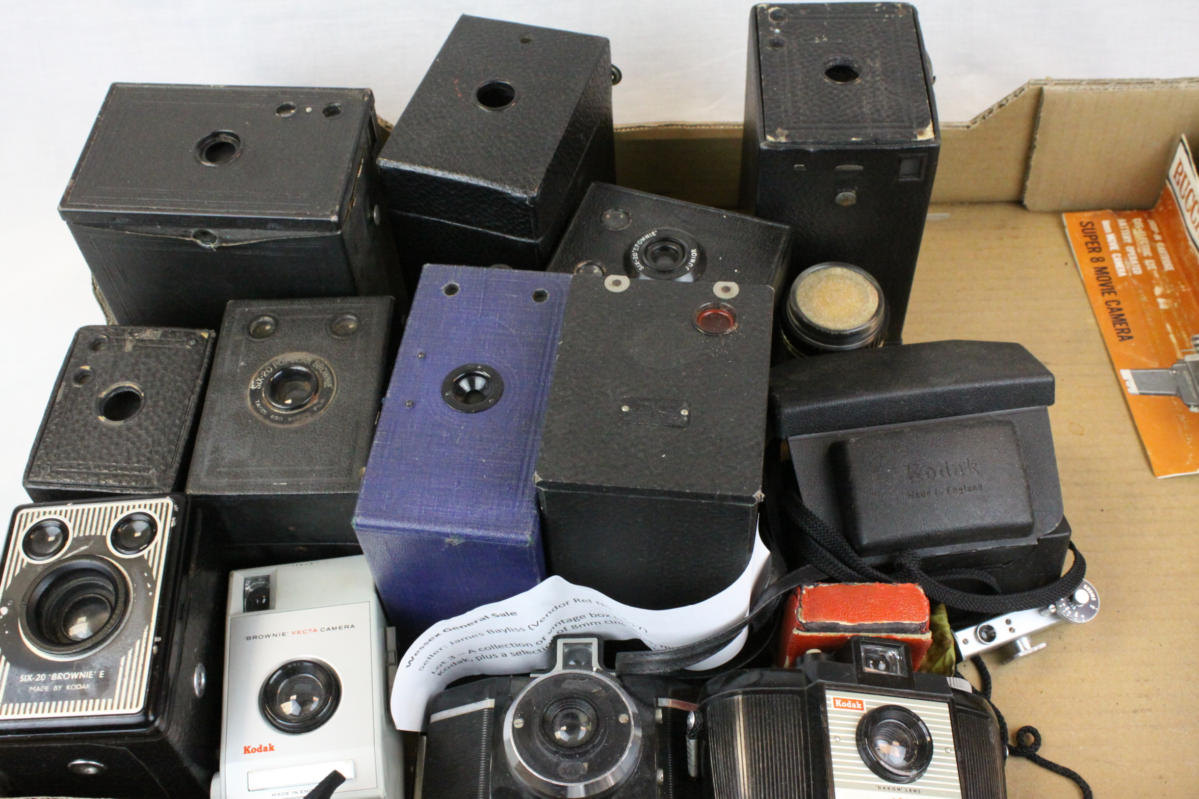 Collection of Vintage Box Cameras, mainly made by Kodak plus a selection of 8mm Cine Cameras - Image 6 of 6