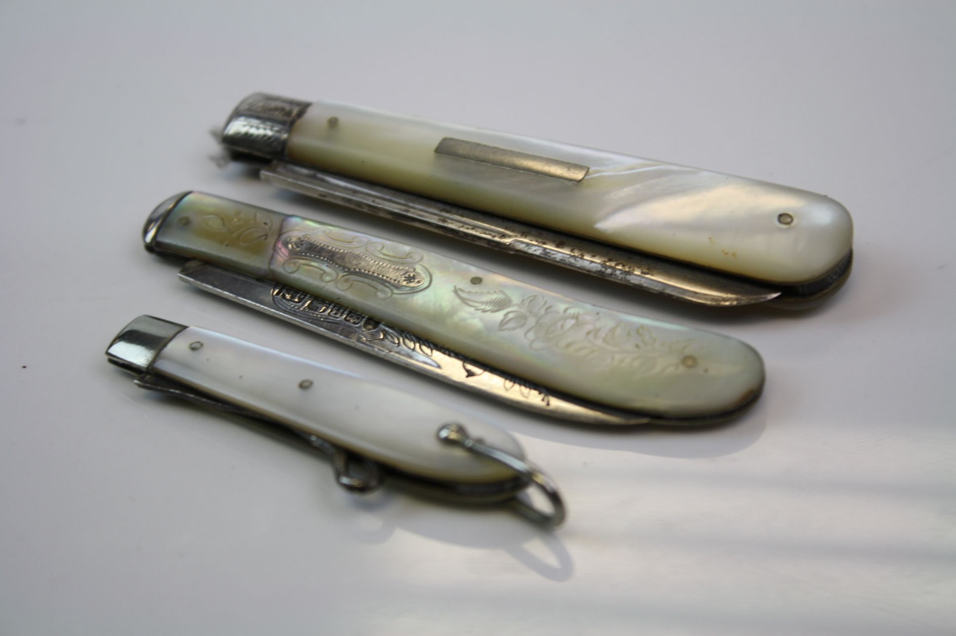 Two fully hallmarked sterling silver & mother of pearl folding fruit knives together with a - Image 3 of 3