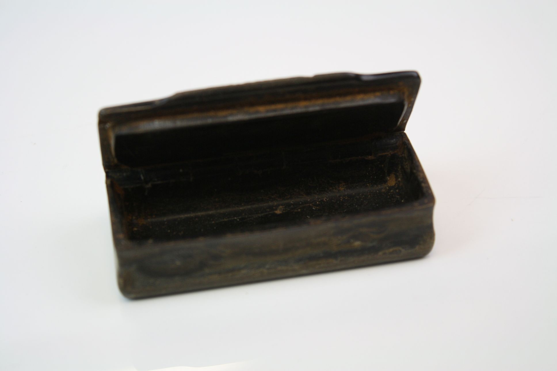 Antique Horn Snuff Box with an applied scene to lid of a Family with Dog, 8.5cms long - Image 5 of 5