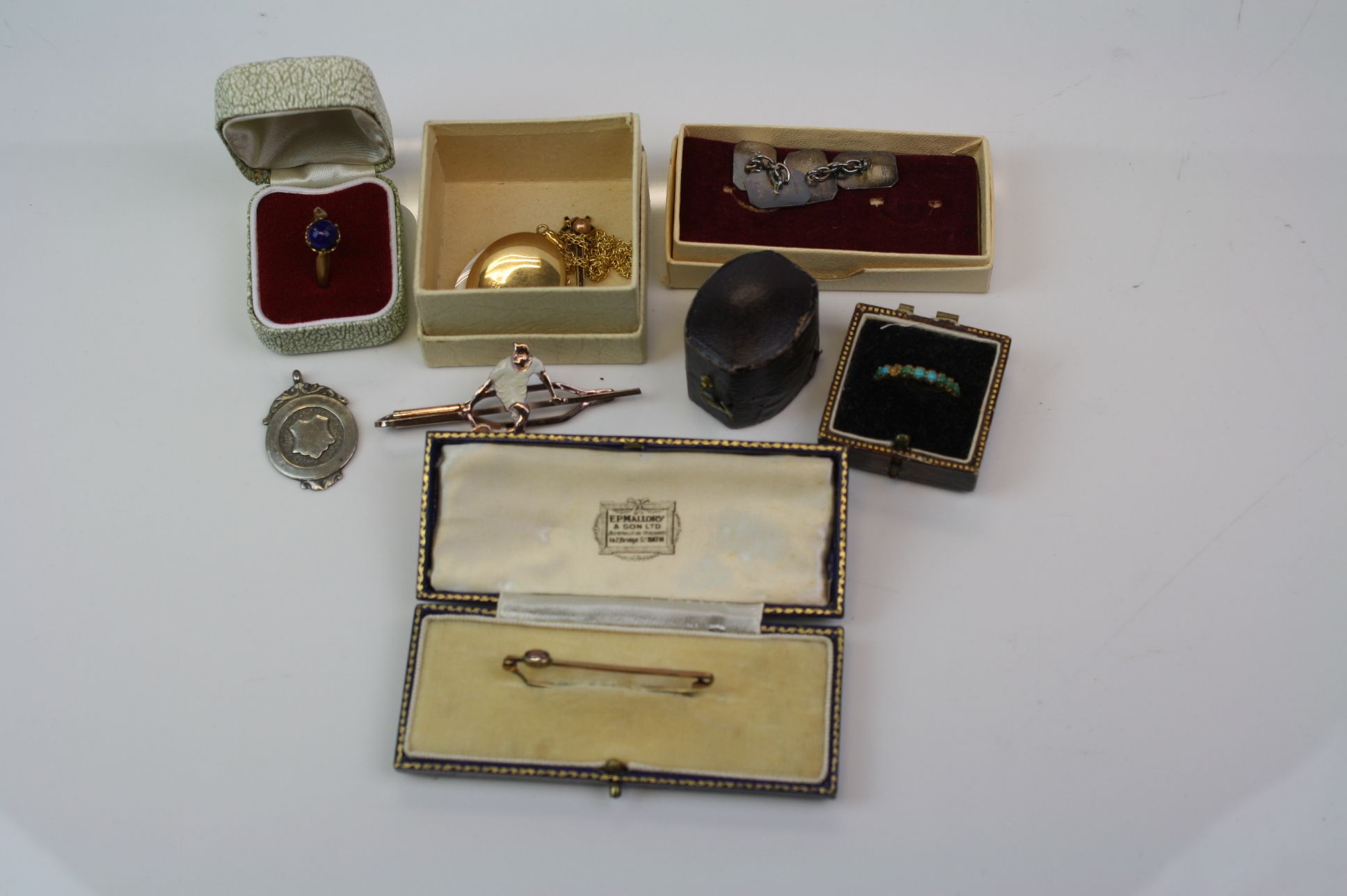 Collection of jewellery to include 9ct gold bar brooch, 9ct Locket and chain, sterling silver