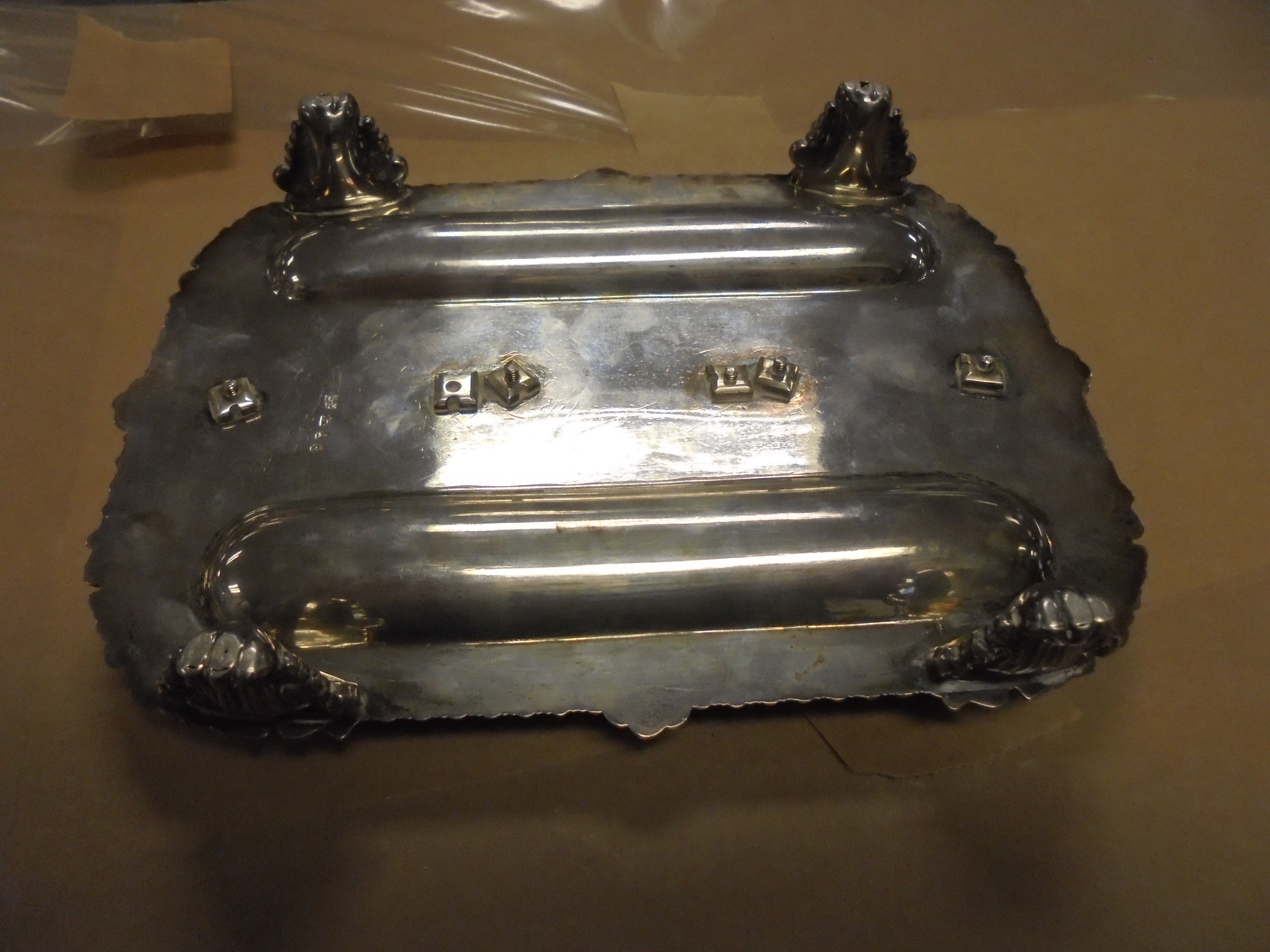 A George IV Fully Hallmarked sterling silver inkstand with cut glass bottles, hallmarked for S.C. - Image 9 of 11