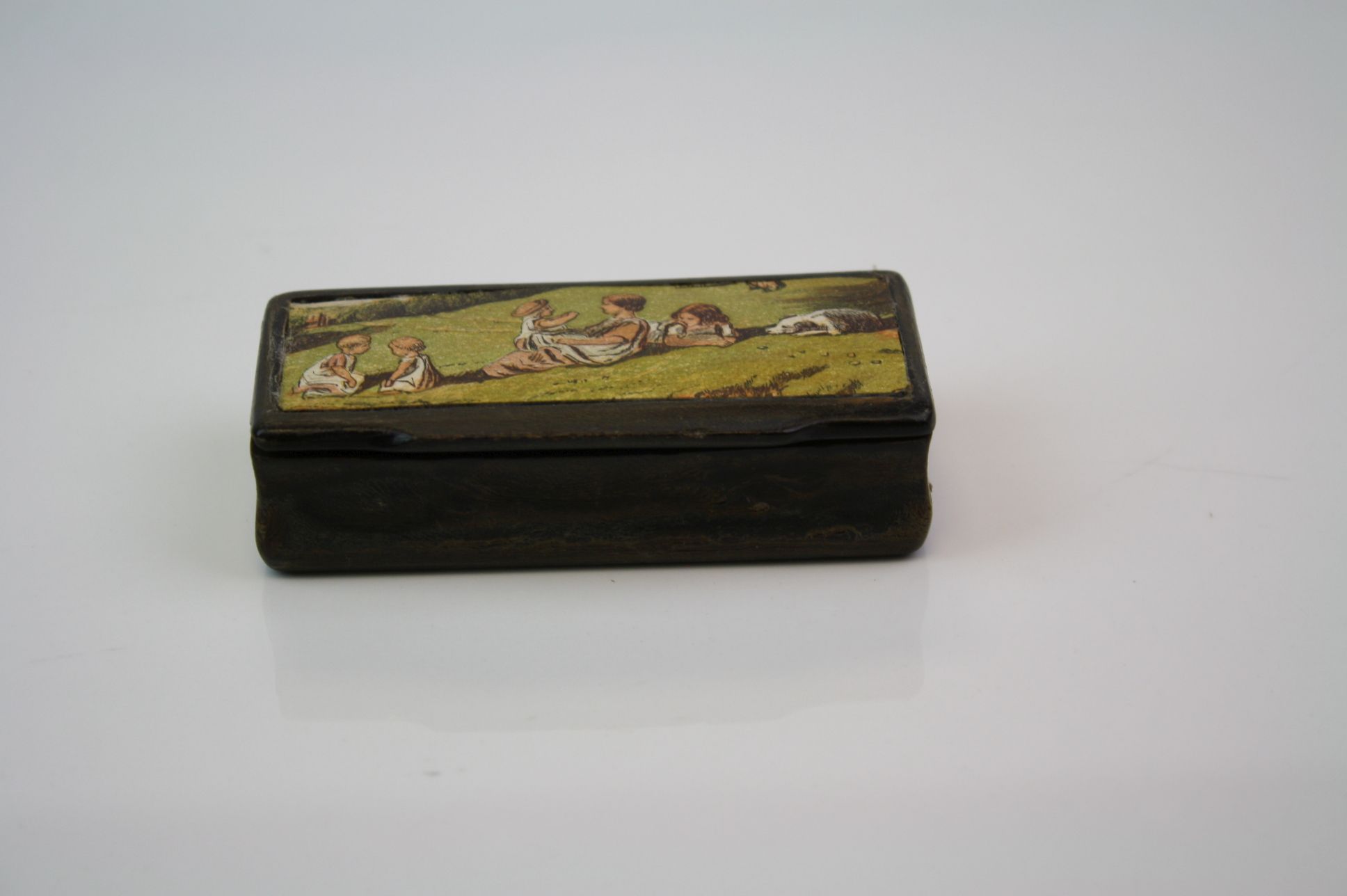 Antique Horn Snuff Box with an applied scene to lid of a Family with Dog, 8.5cms long - Image 2 of 5