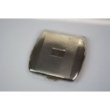 1930's / 40' s Silver Compact with Mirror, the case with Engine Turned decoration. 7cms wide