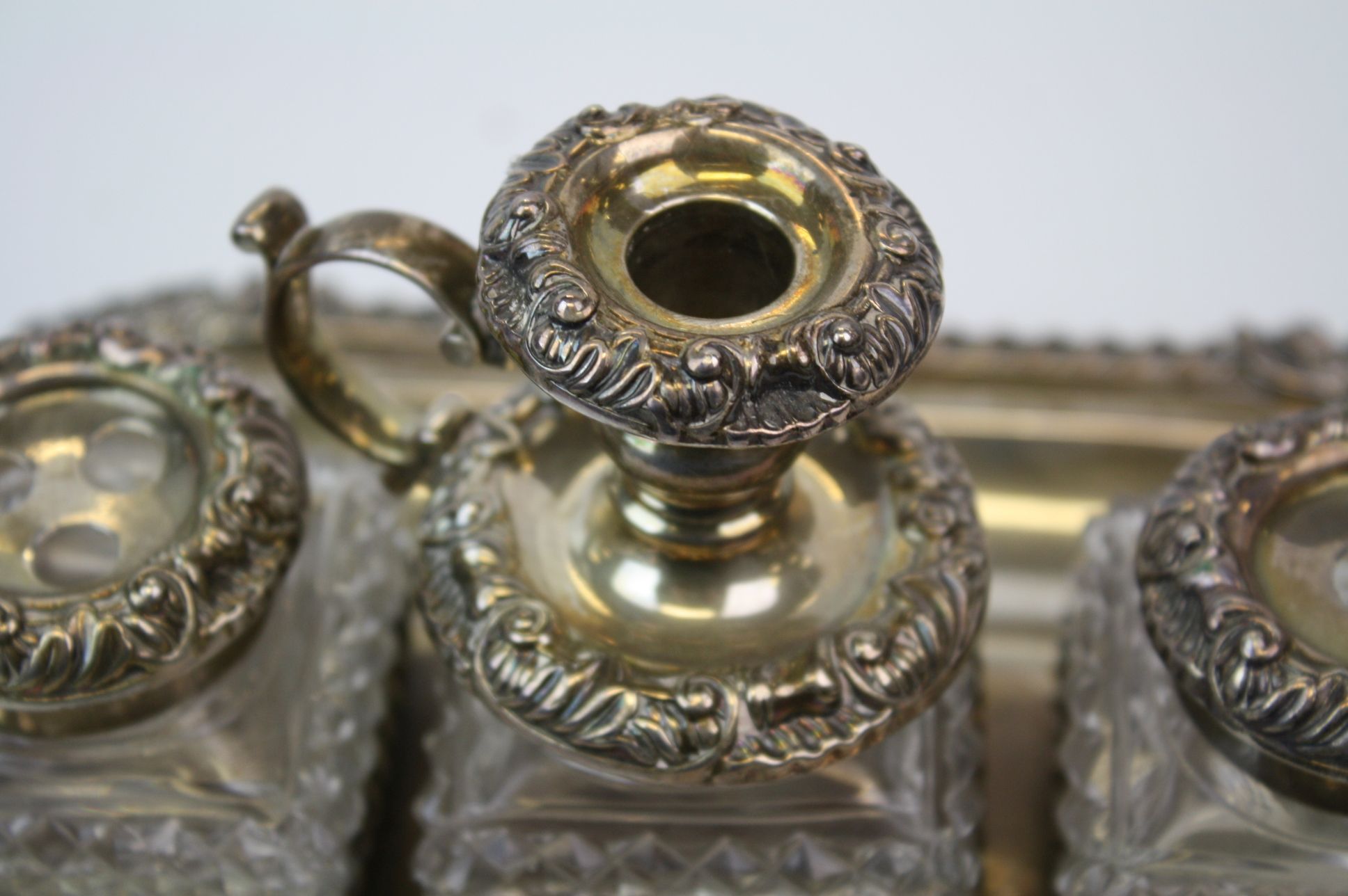 A George IV Fully Hallmarked sterling silver inkstand with cut glass bottles, hallmarked for S.C. - Image 7 of 11