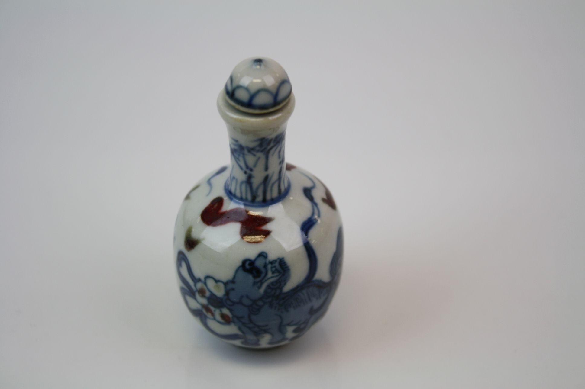 Oriental Chinese snuff pot with lion decoration