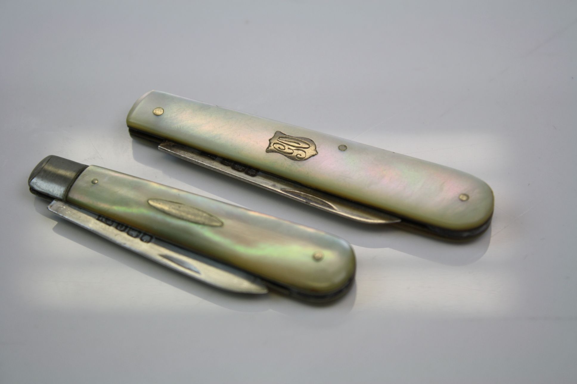 Two fully hallmarked sterling silver & mother of pearl folding fruit knives. - Image 3 of 4