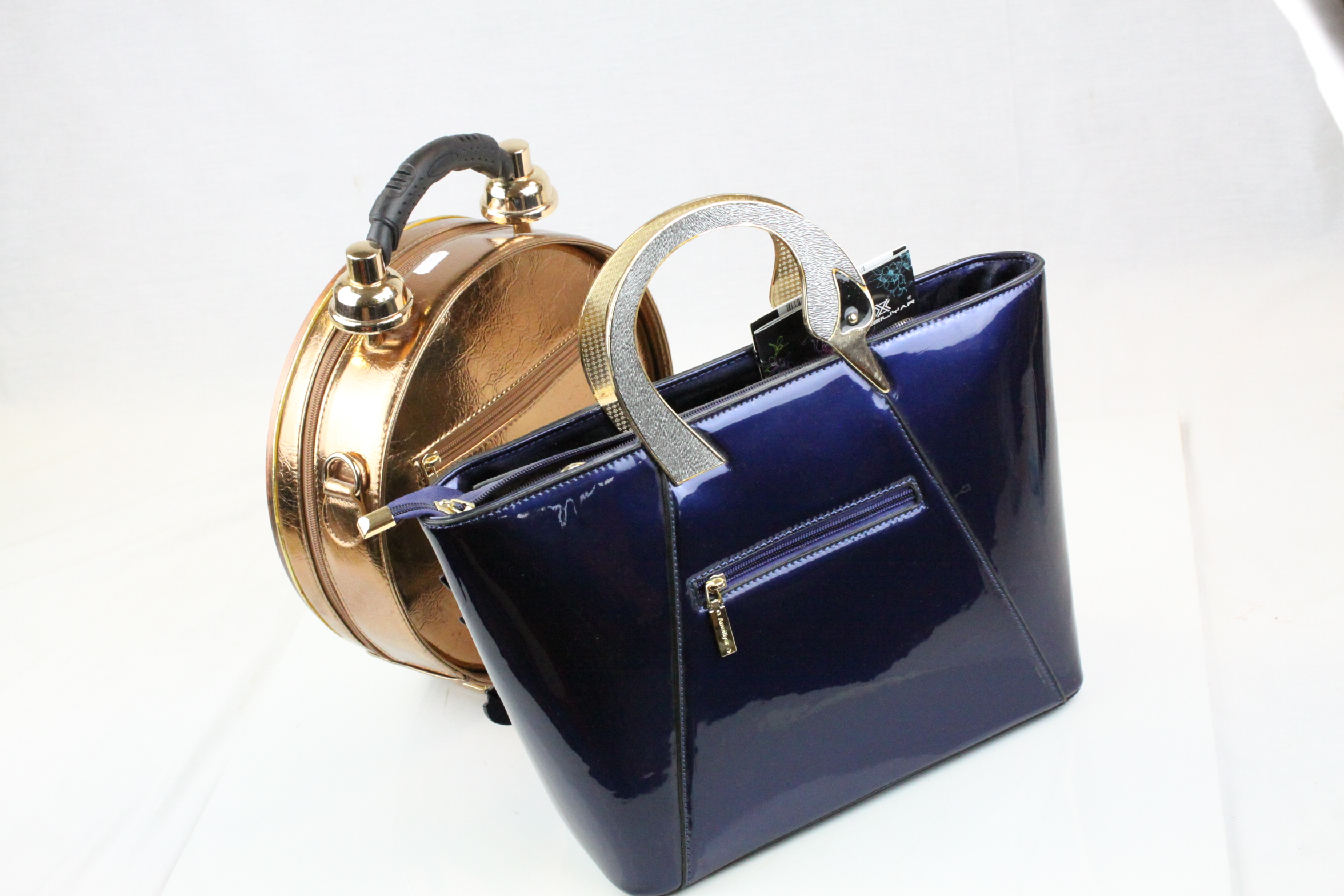 Two Handbags - Ameiliyar Swan Handbag, 36cms wide together with a Battery Operated Clock Handbag, - Image 5 of 5