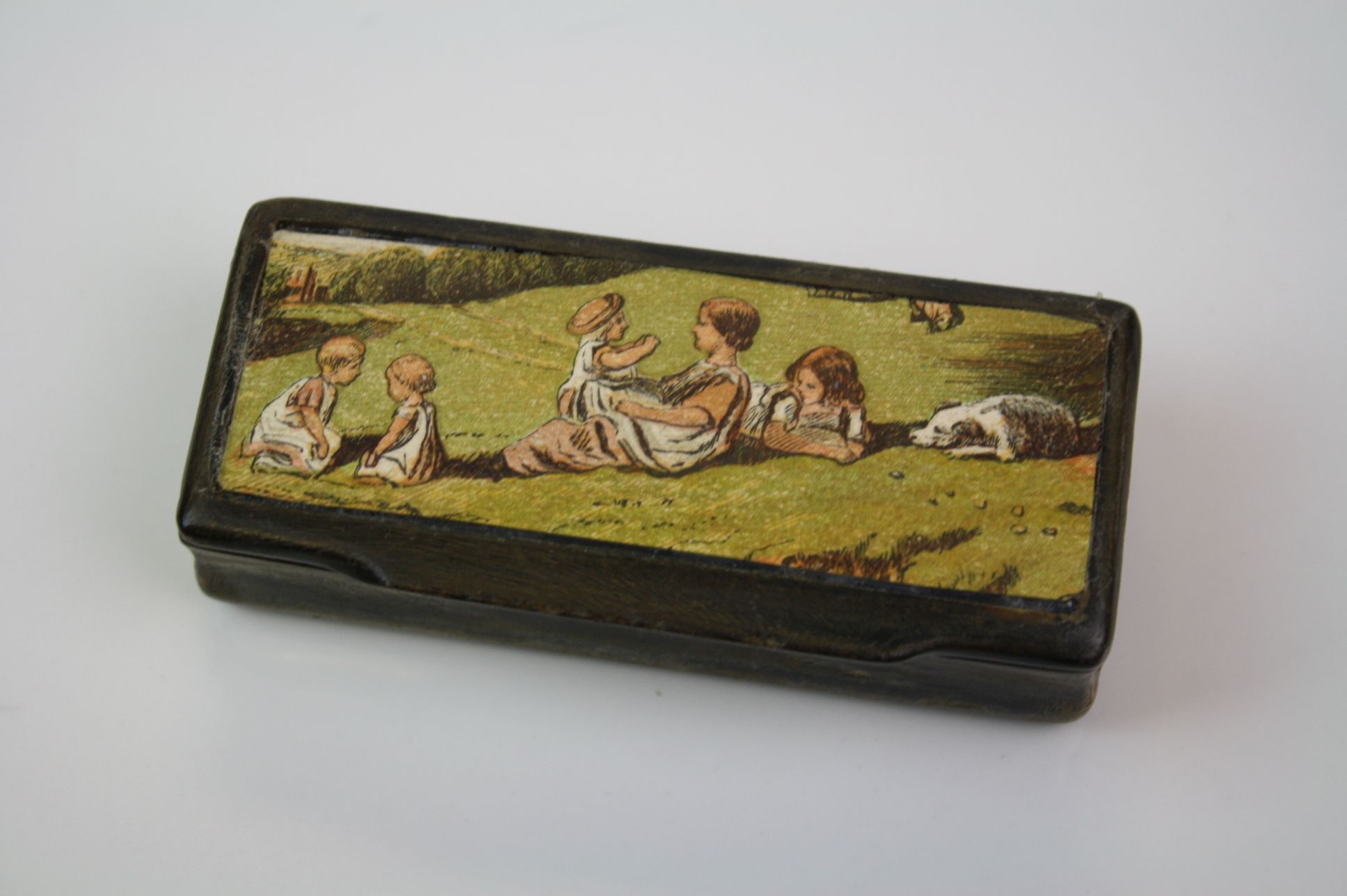Antique Horn Snuff Box with an applied scene to lid of a Family with Dog, 8.5cms long - Image 3 of 5