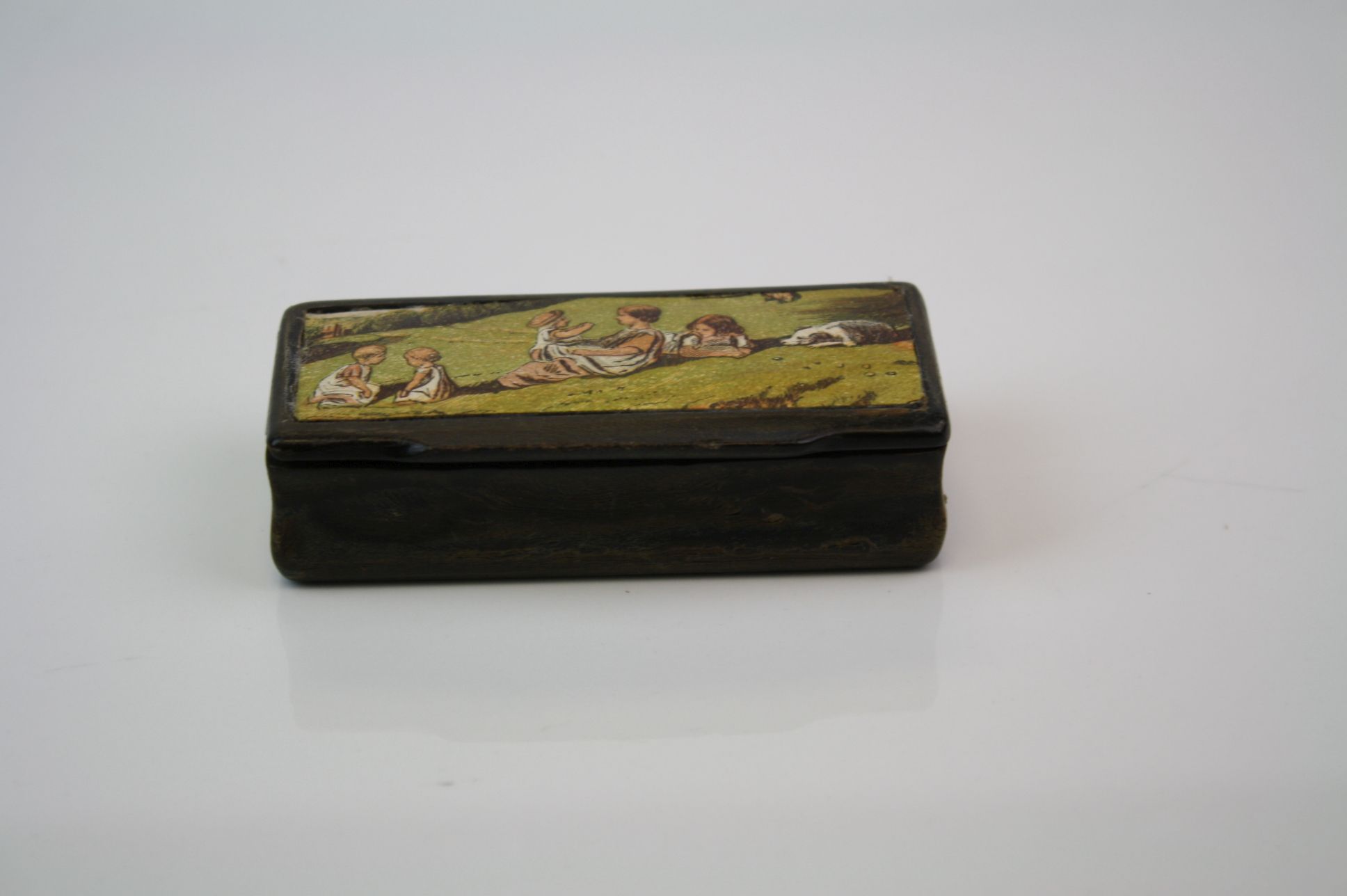 Antique Horn Snuff Box with an applied scene to lid of a Family with Dog, 8.5cms long