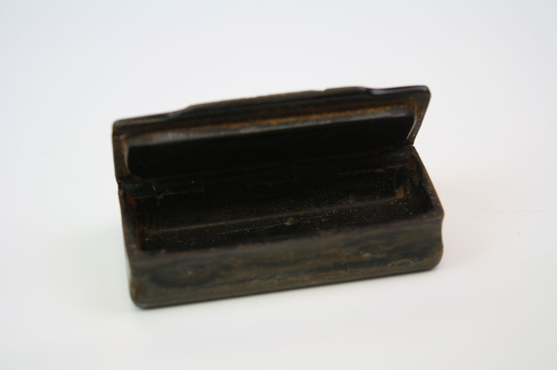 Antique Horn Snuff Box with an applied scene to lid of a Family with Dog, 8.5cms long - Image 4 of 5