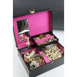 Jewellery box & contents to include vintage brooches