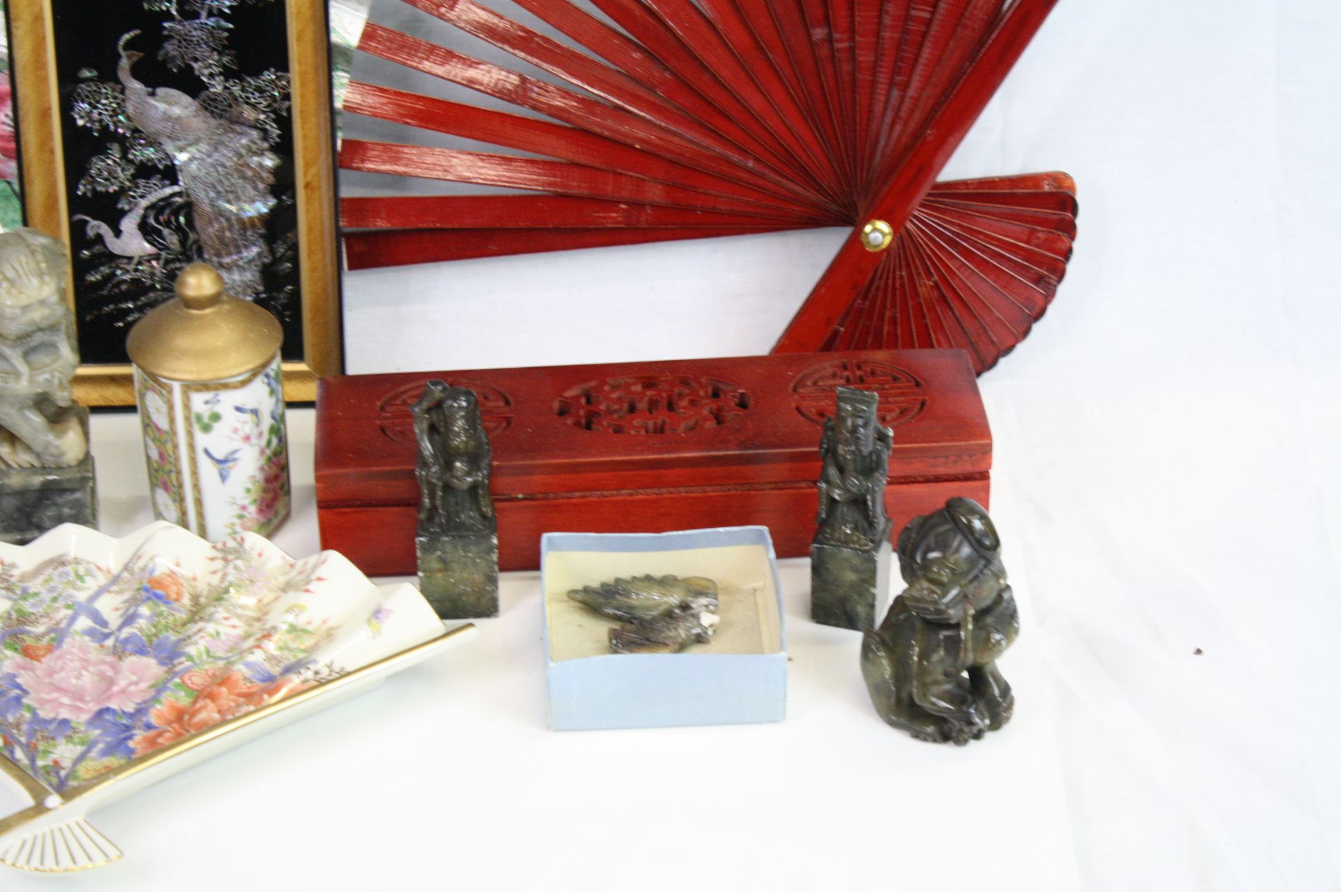Group of Oriental items to include soapstone Dog of Foe, large fan etc - Image 4 of 6
