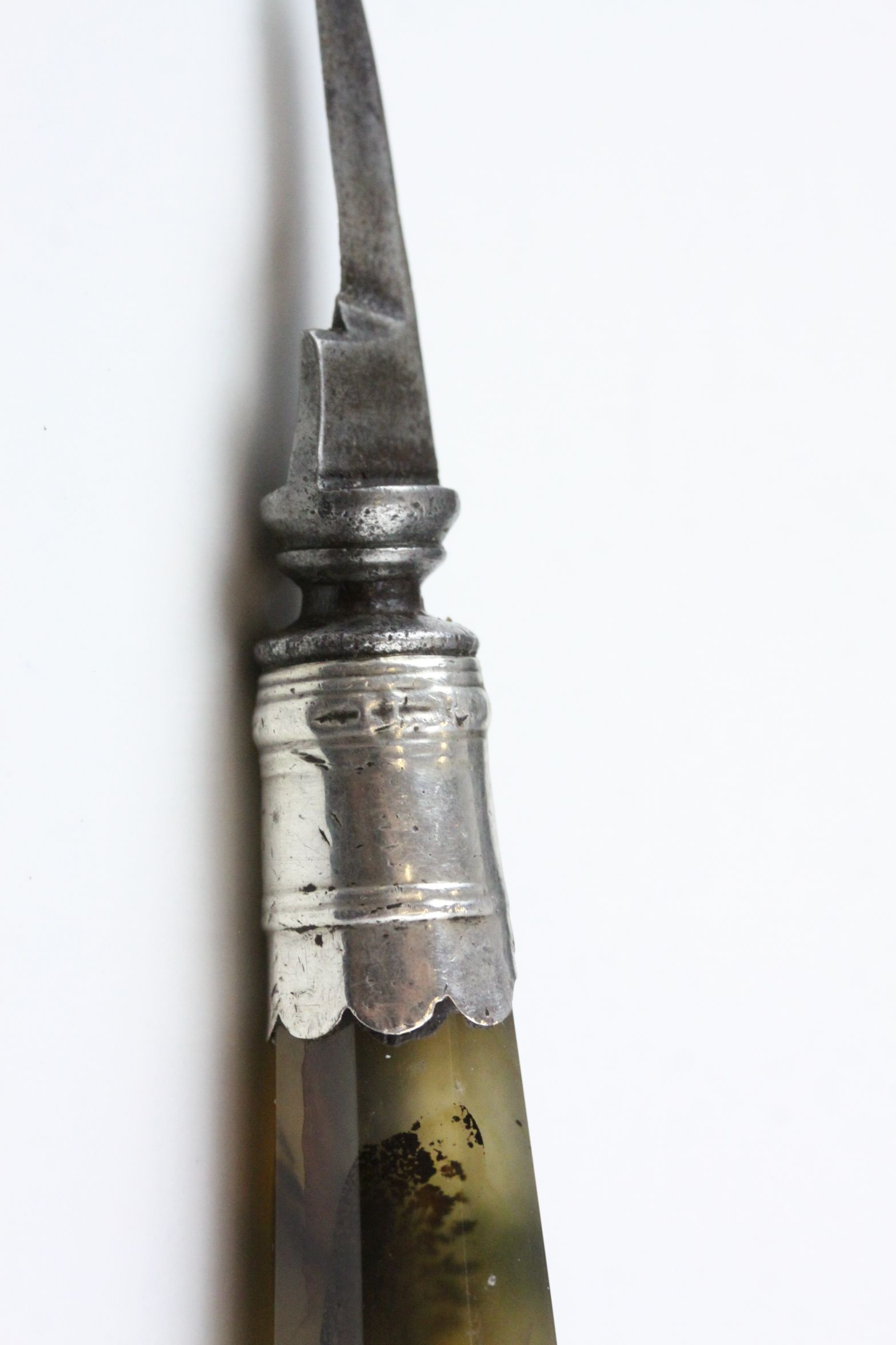 A 19th century quill knife with agate handle and white metal embellishments. - Image 3 of 4