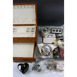 A tray of mixed collectables to include a desk calendar, trinket box, desk clock and a small