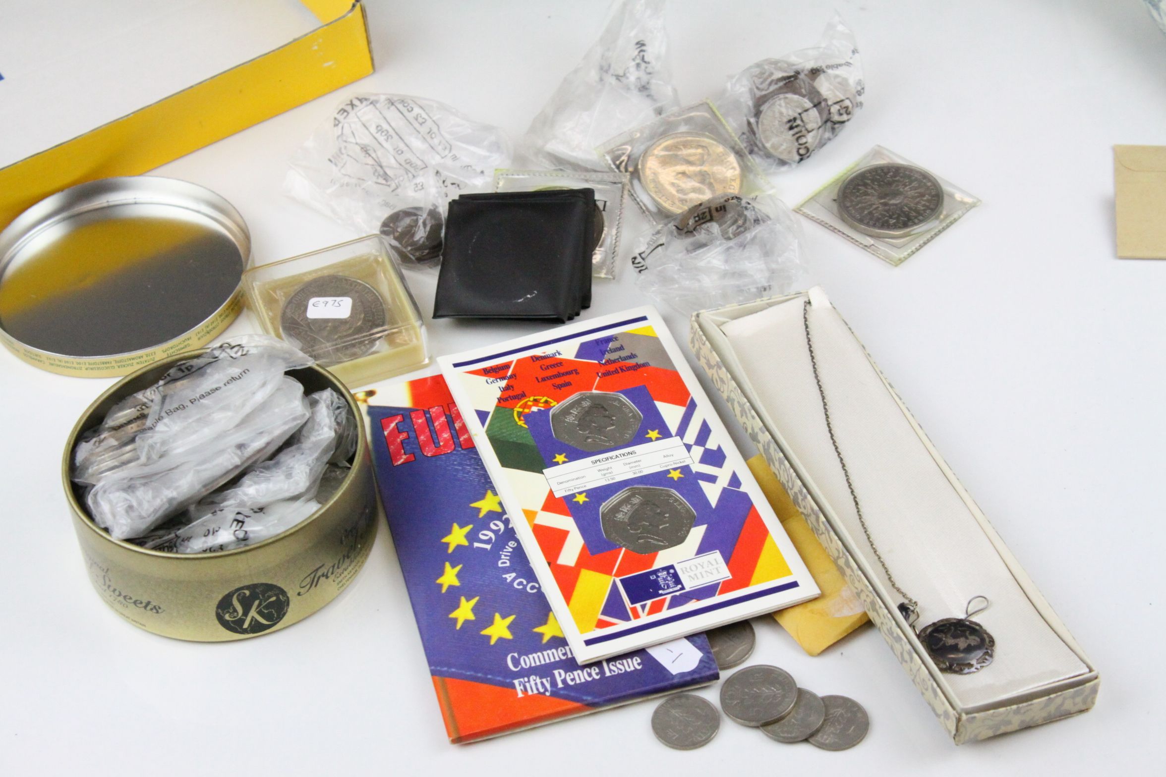 A collection of british and foreign coins to include commemorative examples together with a siam