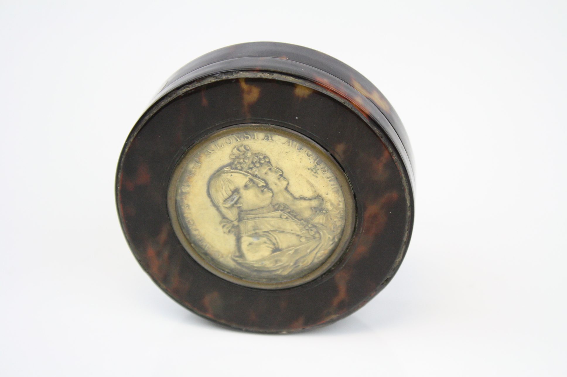 A Georgian circular tortoiseshell snuff box, with cover inset with a gilt silver portrait of King - Image 2 of 5