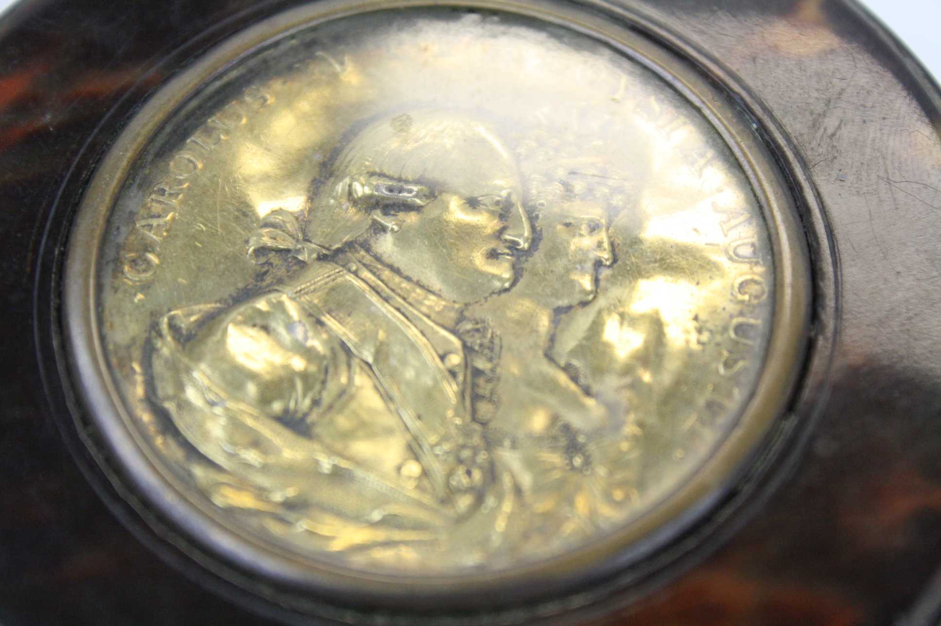A Georgian circular tortoiseshell snuff box, with cover inset with a gilt silver portrait of King - Image 3 of 5
