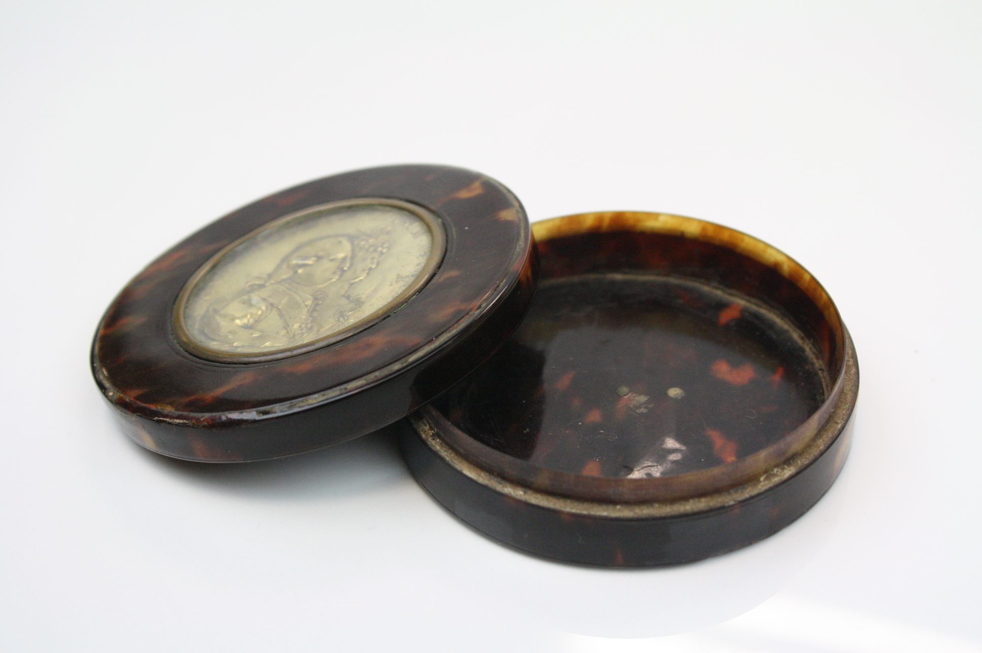 A Georgian circular tortoiseshell snuff box, with cover inset with a gilt silver portrait of King - Image 5 of 5
