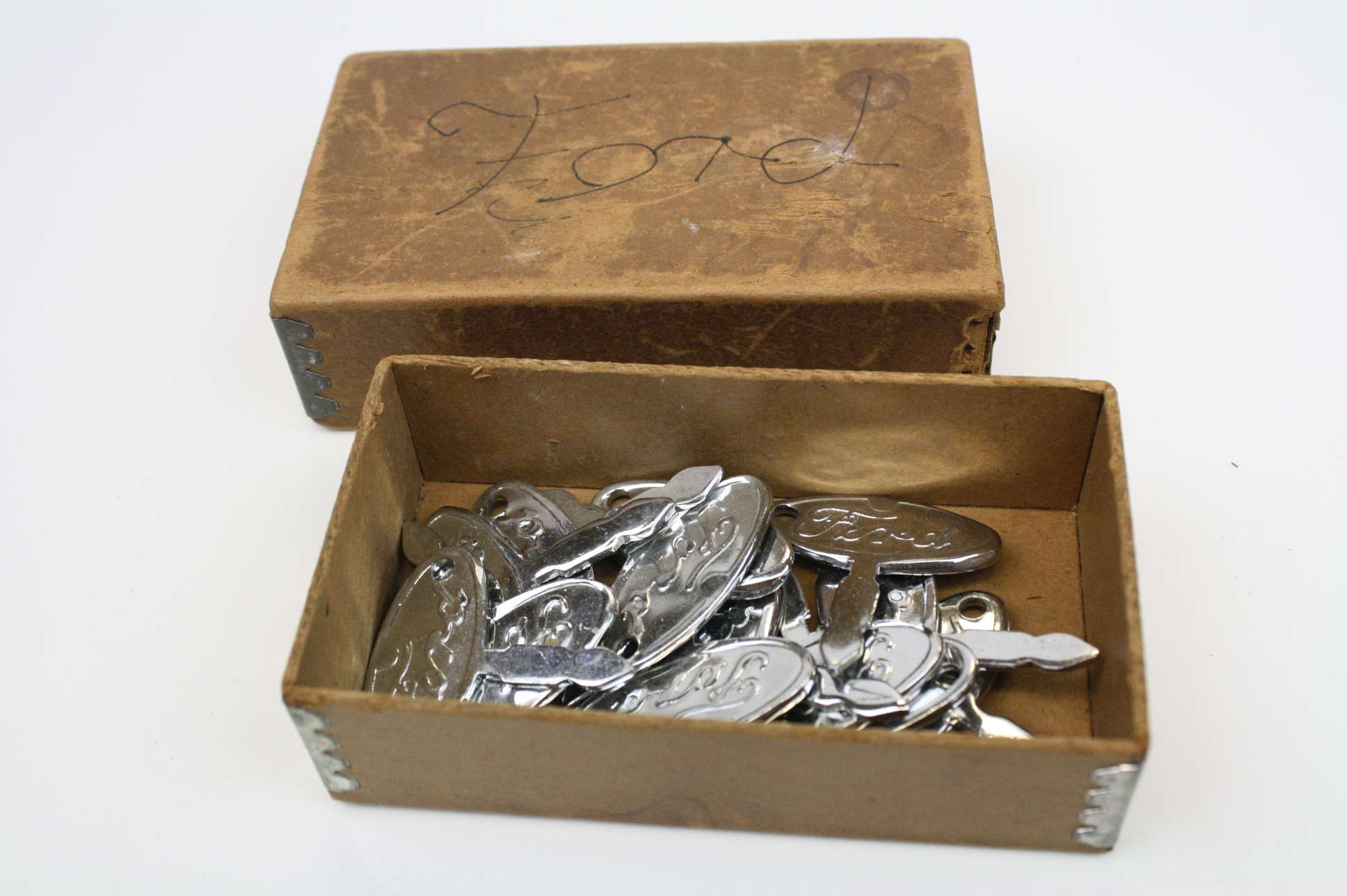 Ford Script Logo Tractor Keys x 13 in a small box - Image 2 of 4