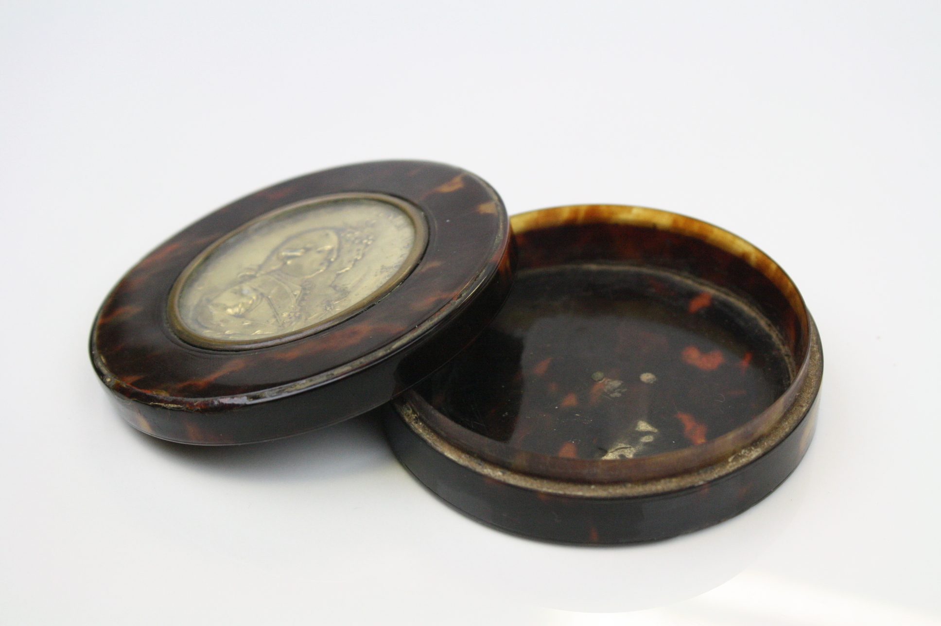 A Georgian circular tortoiseshell snuff box, with cover inset with a gilt silver portrait of King - Image 4 of 5