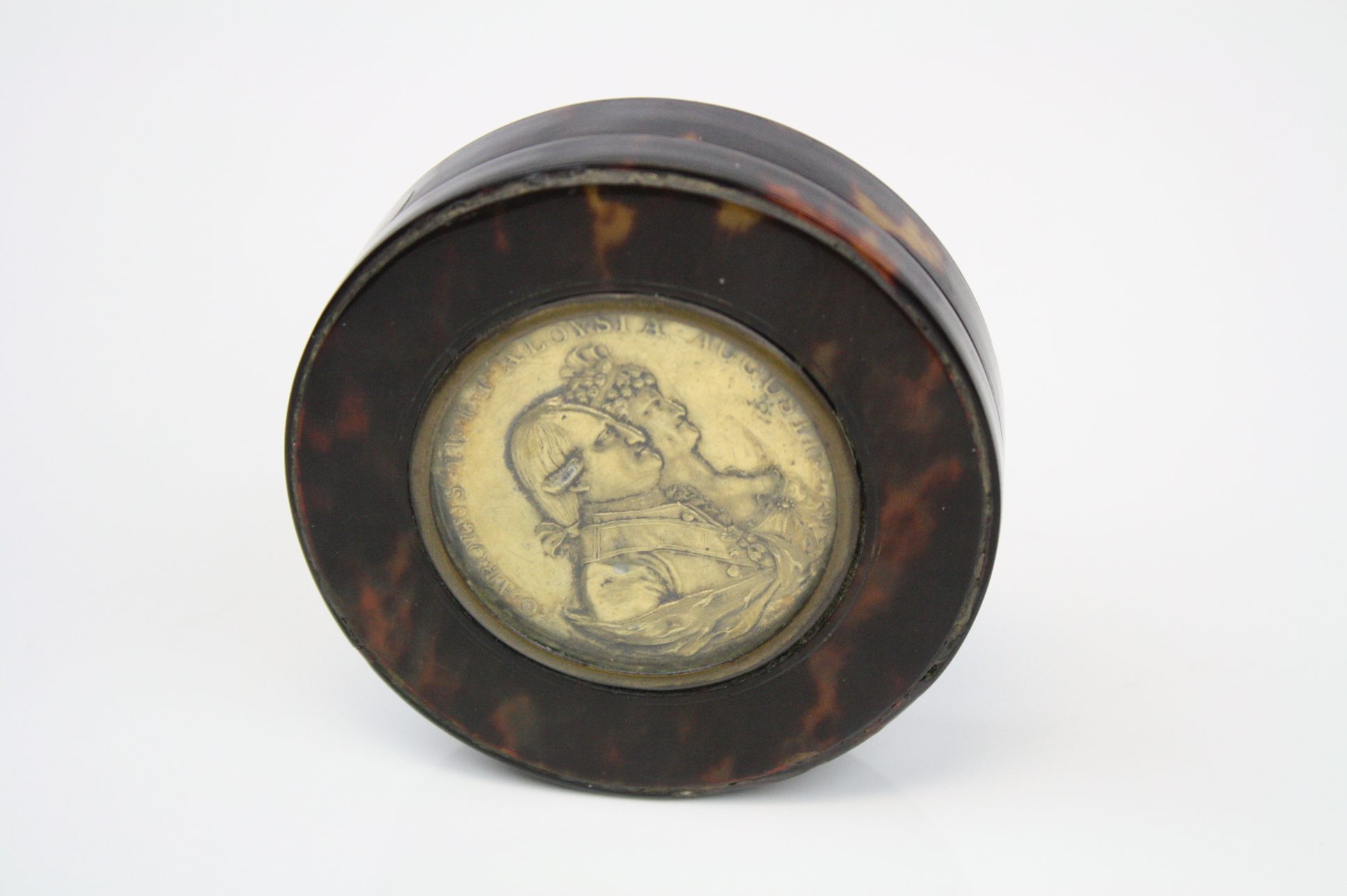 A Georgian circular tortoiseshell snuff box, with cover inset with a gilt silver portrait of King