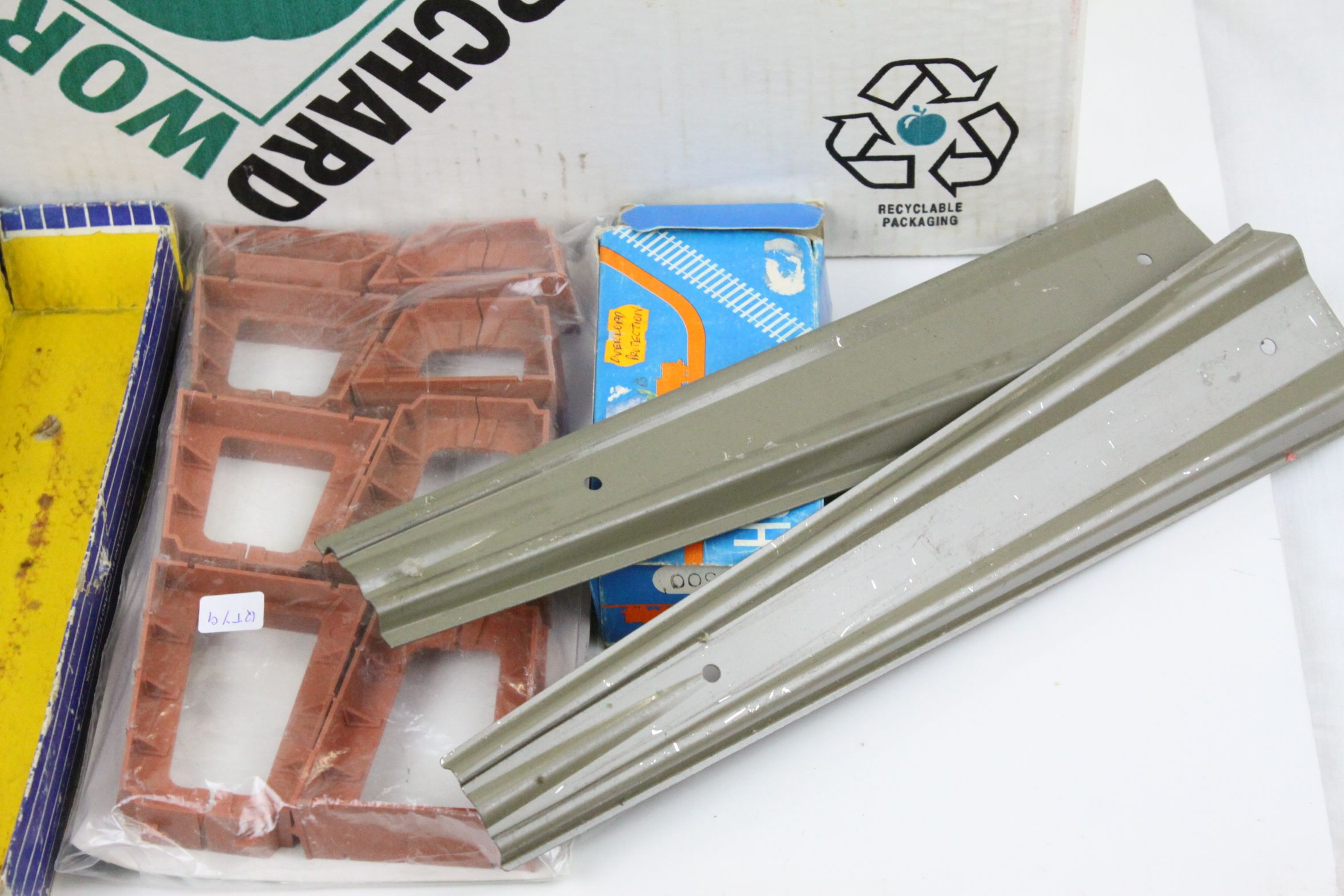 Quantity of Hornby Dublo track plus boxed Royal Mail coach and other accessories etc - Image 3 of 4