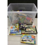 Lego - Large quantity of 80s/90s sets , bricks and accessories to include 395, 6353, 6354, base