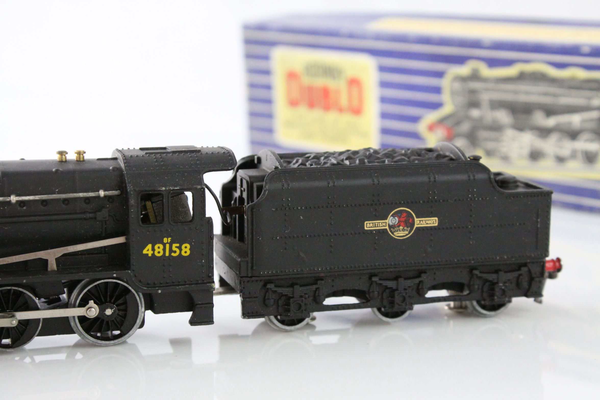 Boxed Hornby Dublo LT25 LMR 8F 2-8-0 Freight Locomotive and Tender, appearing in vg condition, split - Image 4 of 7