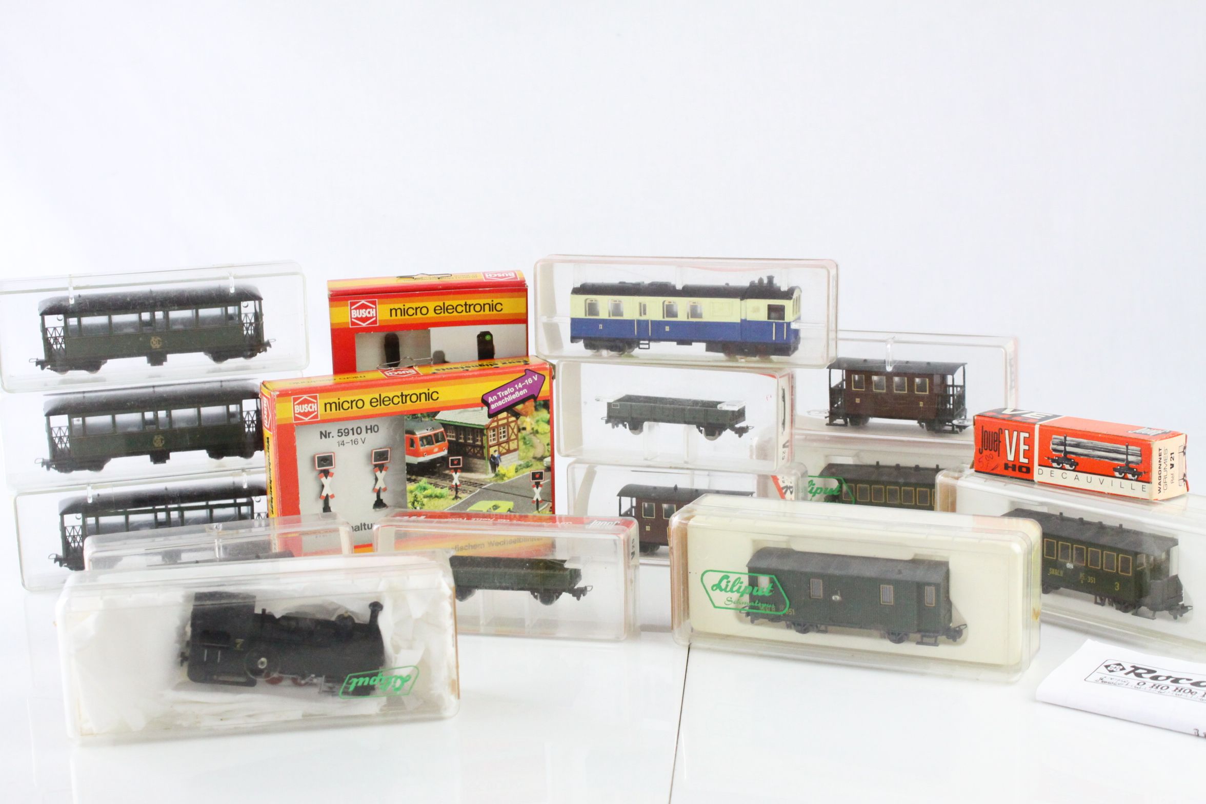 Collection of Continental HO-e (N) gauge model railway to include Jouef locomotive, Liliputt 703