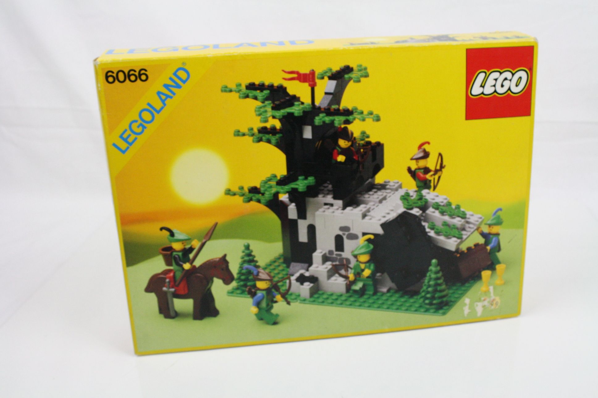 Lego - Two boxed Legoland sets to include 6066 Camouflaged Outpost and 6080 King's Castle, both - Image 6 of 7