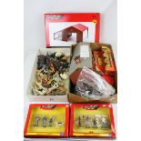 Quantity of Britains plastic farm & zoo animals, figures and accessories to include boxed 1/32