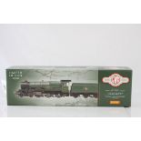Boxed ltd edn Hornby Oo gauge BR 4-6-0 Swindon Castle Class locomotive, with certificate, paperwork,