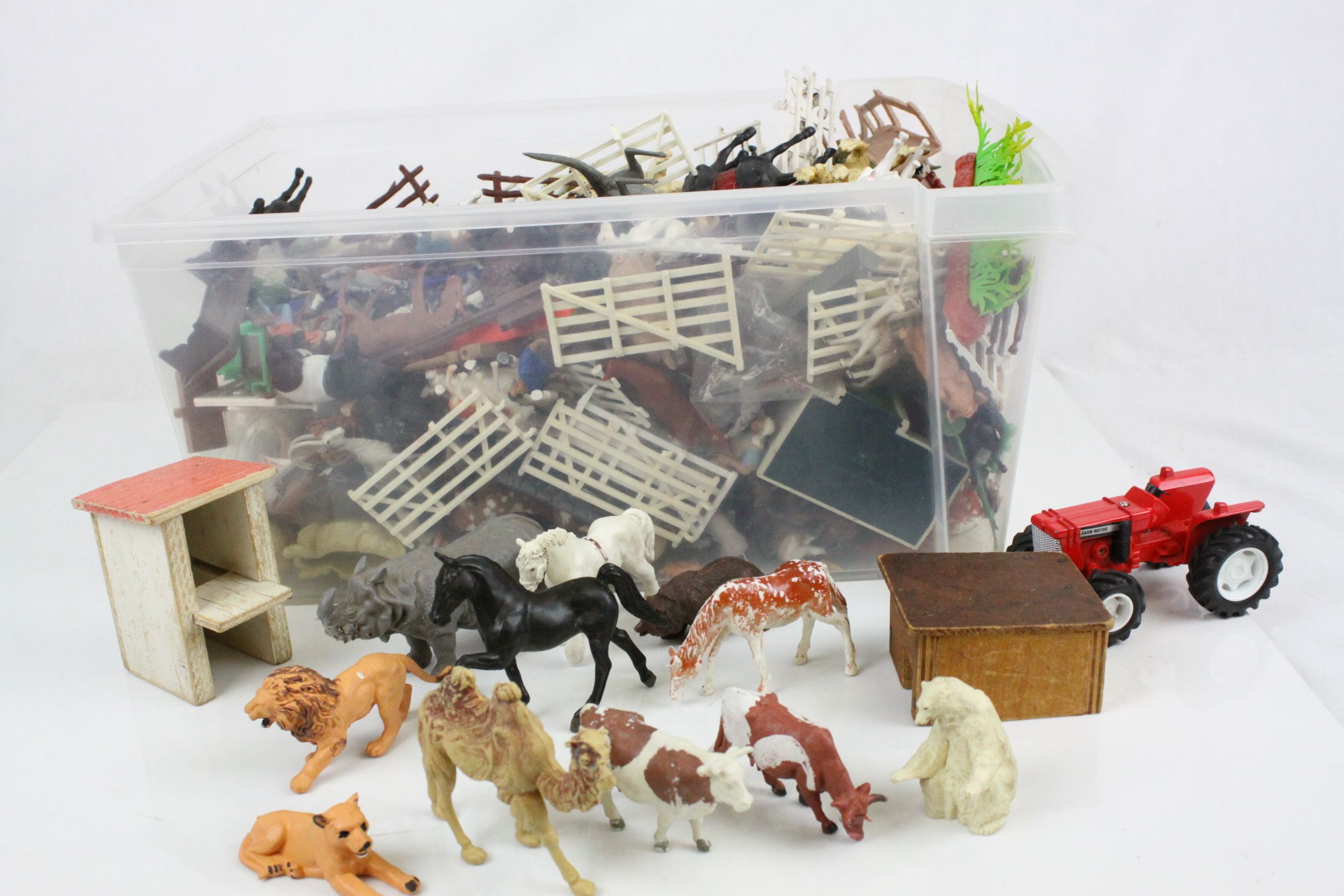 Quantity of plastic farm and zoo animals to include Britains