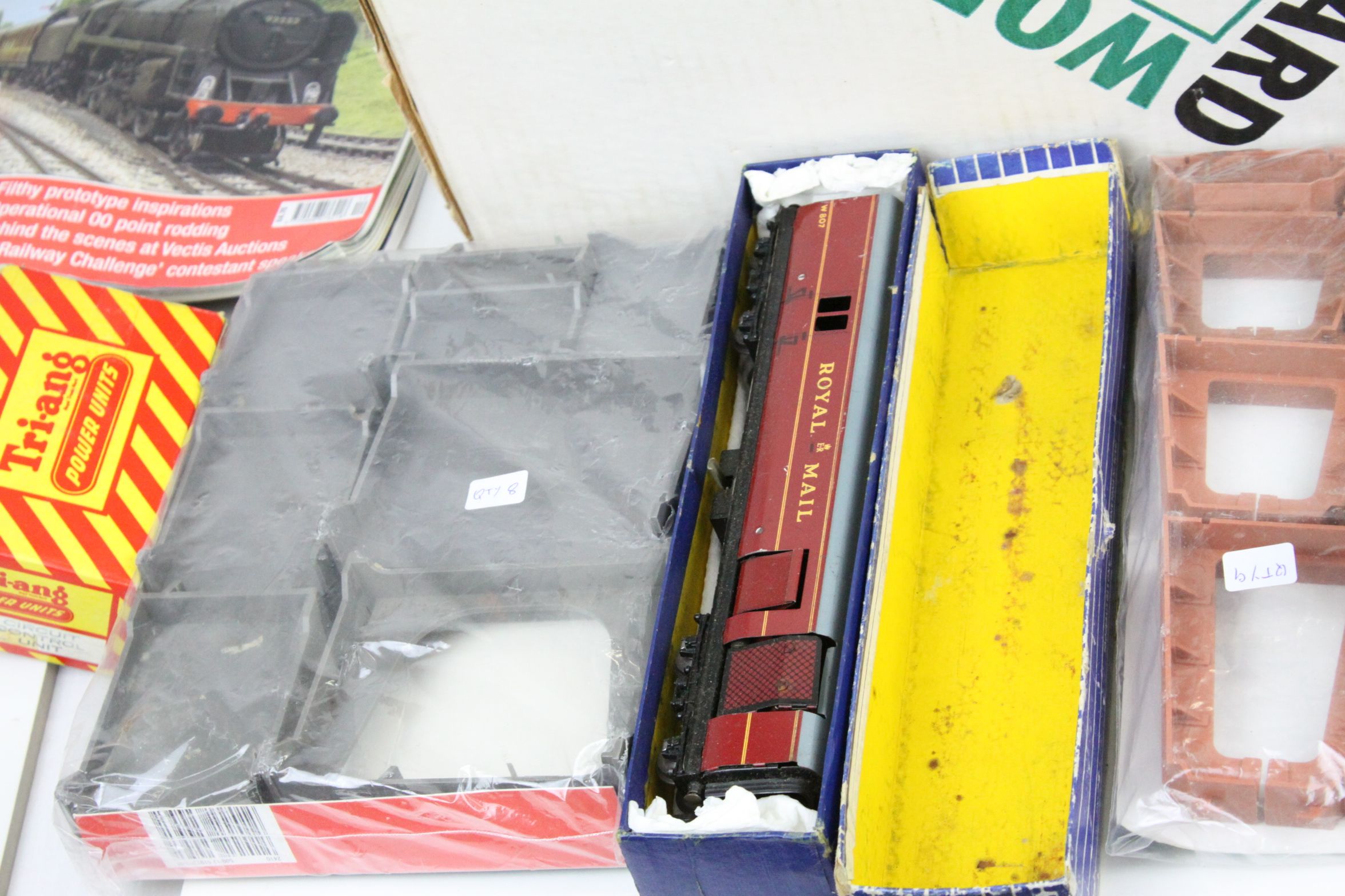 Quantity of Hornby Dublo track plus boxed Royal Mail coach and other accessories etc - Image 2 of 4