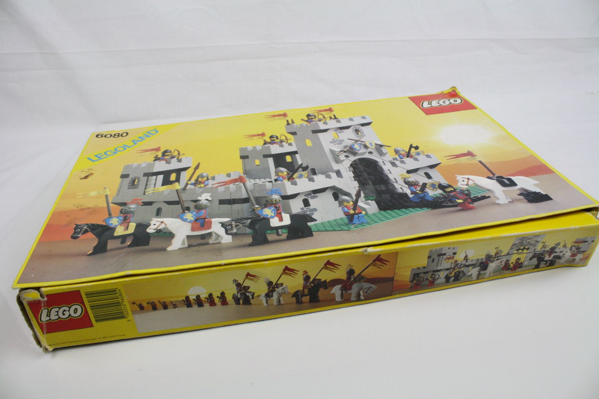 Lego - Two boxed Legoland sets to include 6066 Camouflaged Outpost and 6080 King's Castle, both - Image 3 of 7