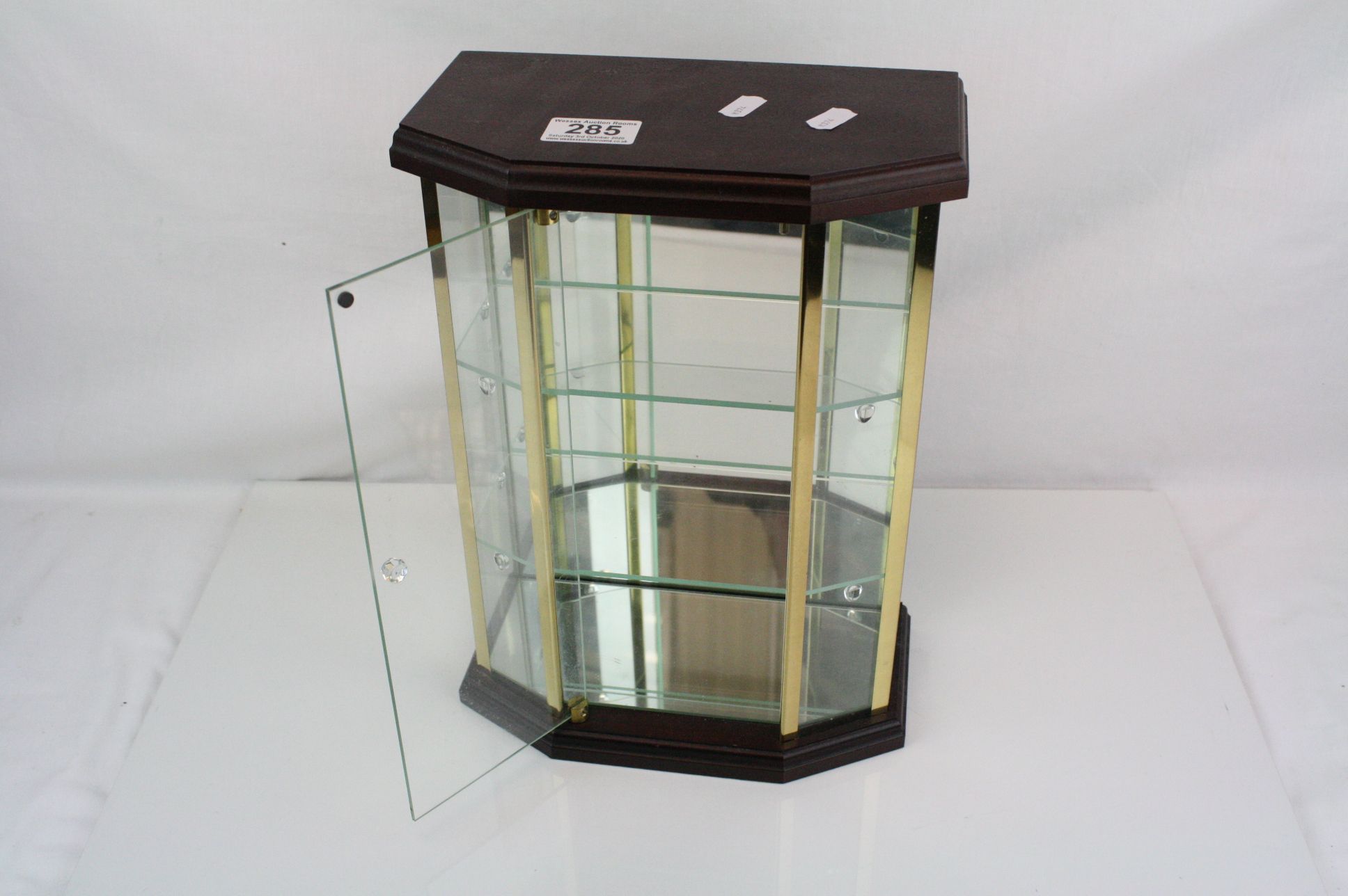 A small table top glass fronted collectors cabinet with mirrored shelves. - Image 3 of 3