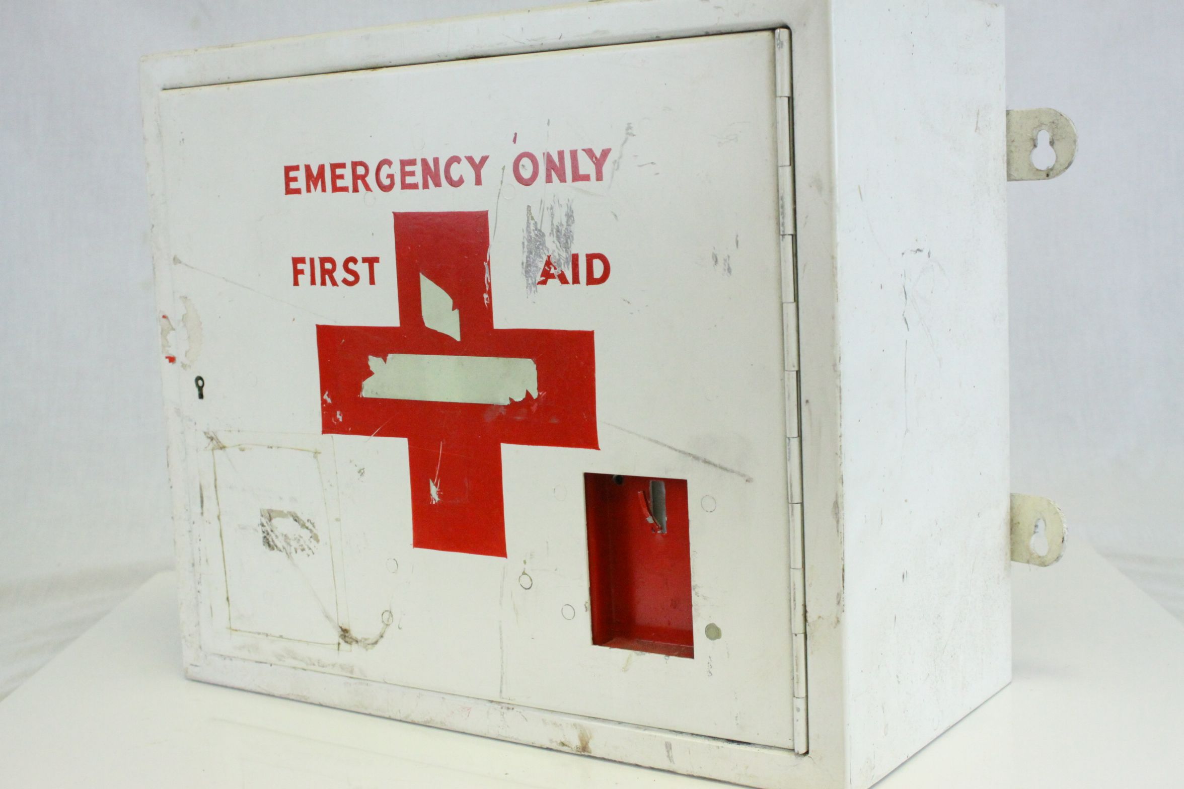 White First Aid Hanging Cabinet, the door opening to reveal a pull out drawer with three - Image 4 of 4
