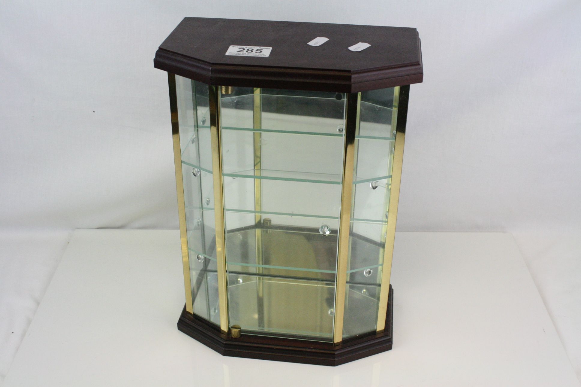 A small table top glass fronted collectors cabinet with mirrored shelves. - Image 2 of 3