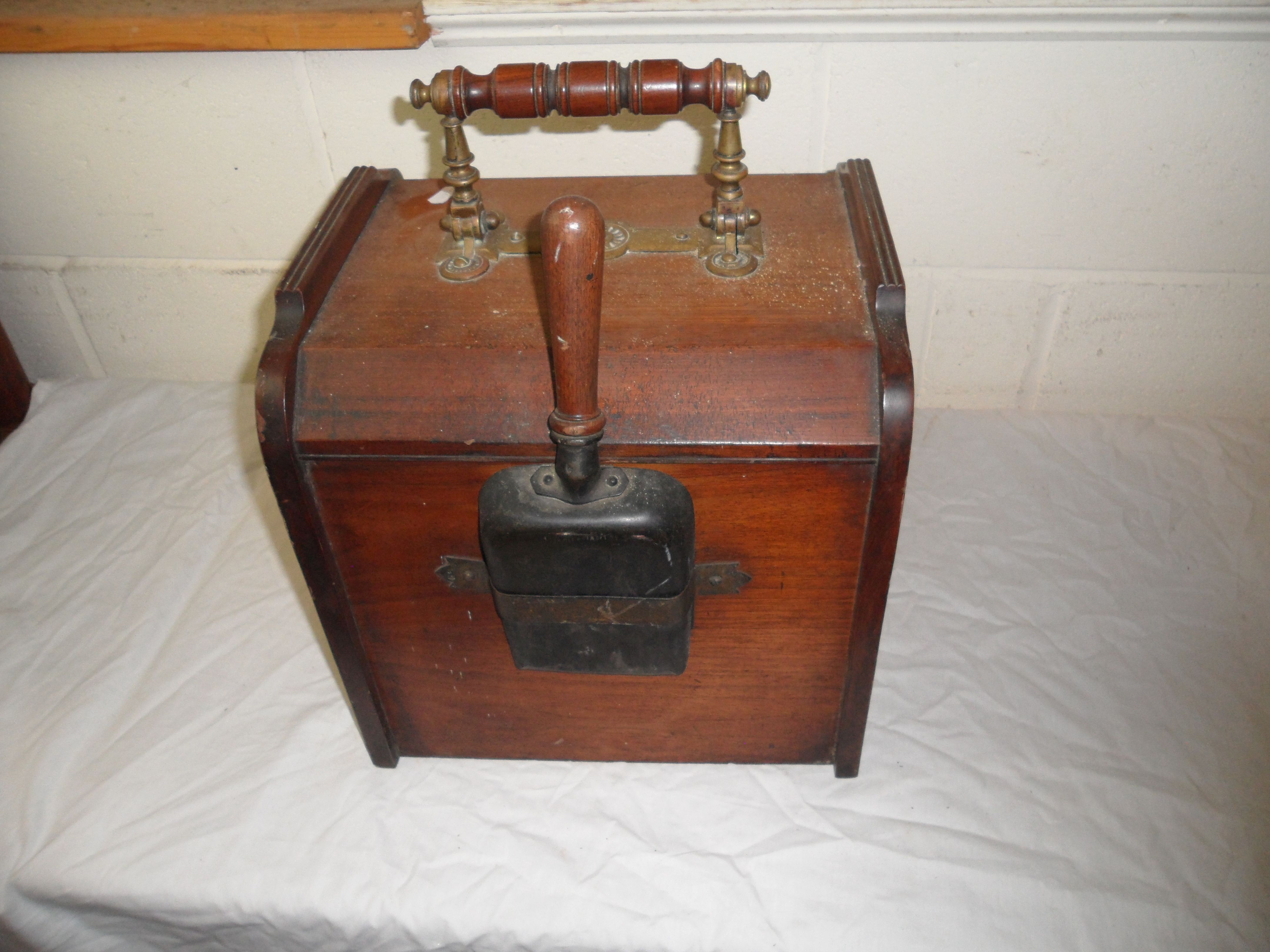 Arts and Crafts Wooden and Brass Coal Scuttle with Shovel - Image 3 of 3