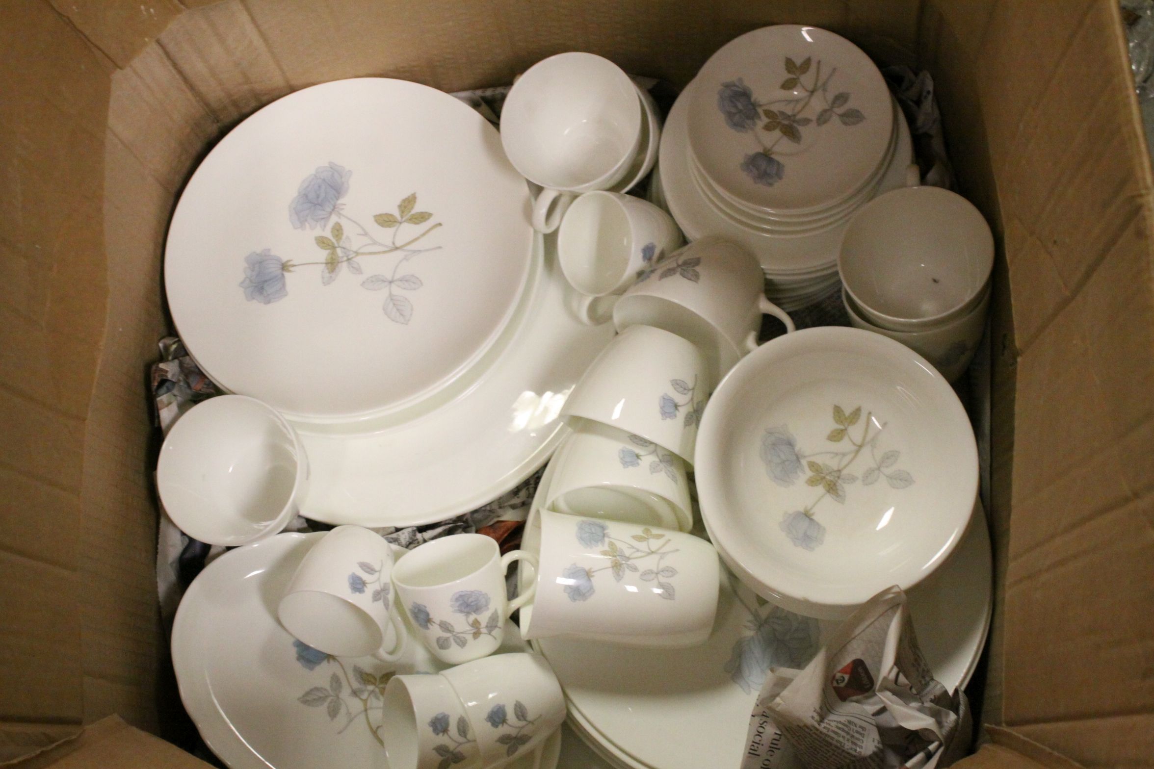Wedgwood ' Ice Rose ' Extensive Part Dinner Service with blue twin rose on a white ground - Image 7 of 9