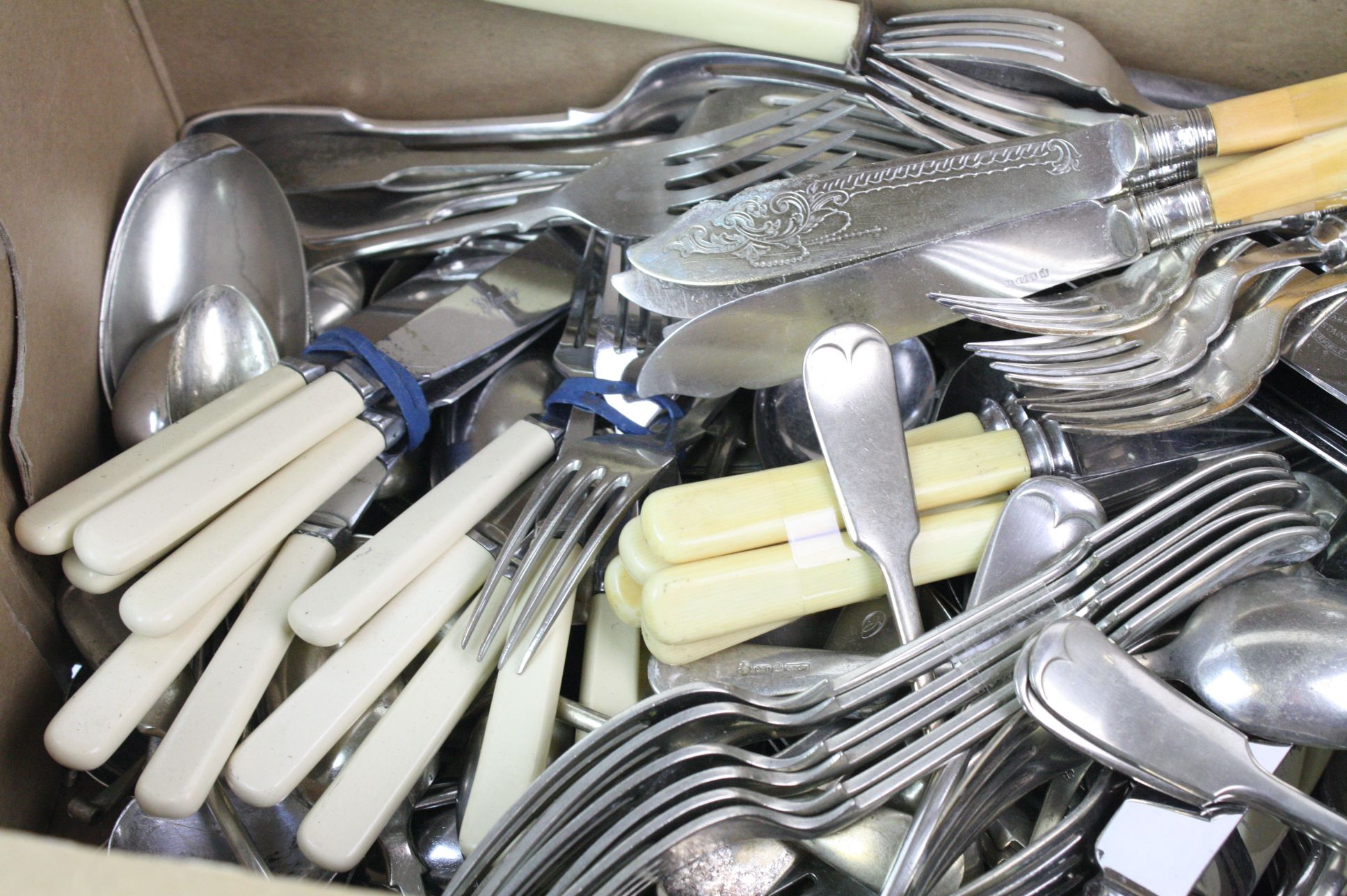 A box of mixed flatware to include silver plate and hallmarked silver collared examples. - Image 2 of 4