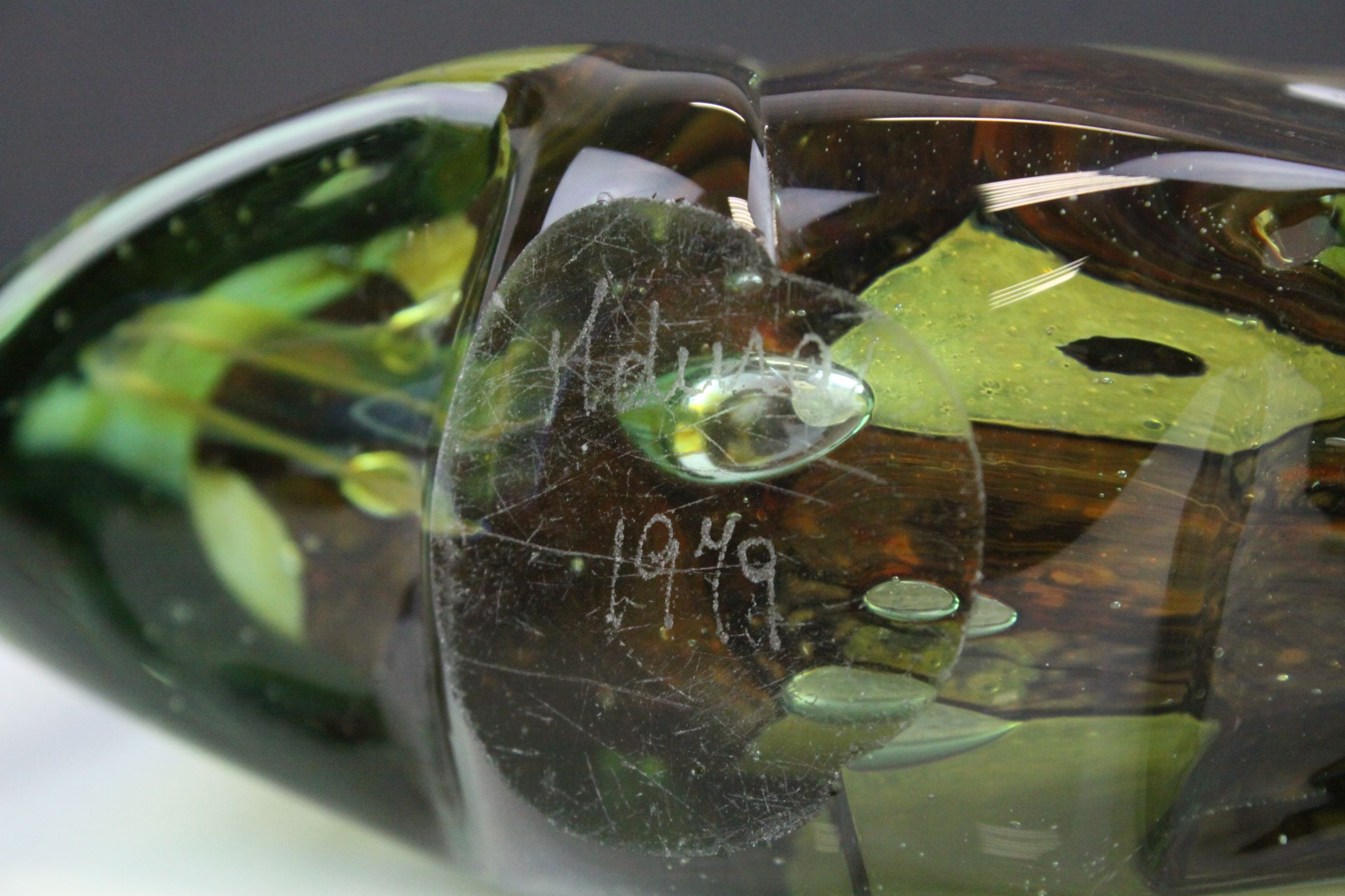 Mdina Glass Axe or Fish Vase with internal brown veins on a yellow / green ground, signed and - Image 8 of 9