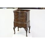 Small 20th century George II style Mahogany Serpentine Front Cabinet comprising Four Drawers