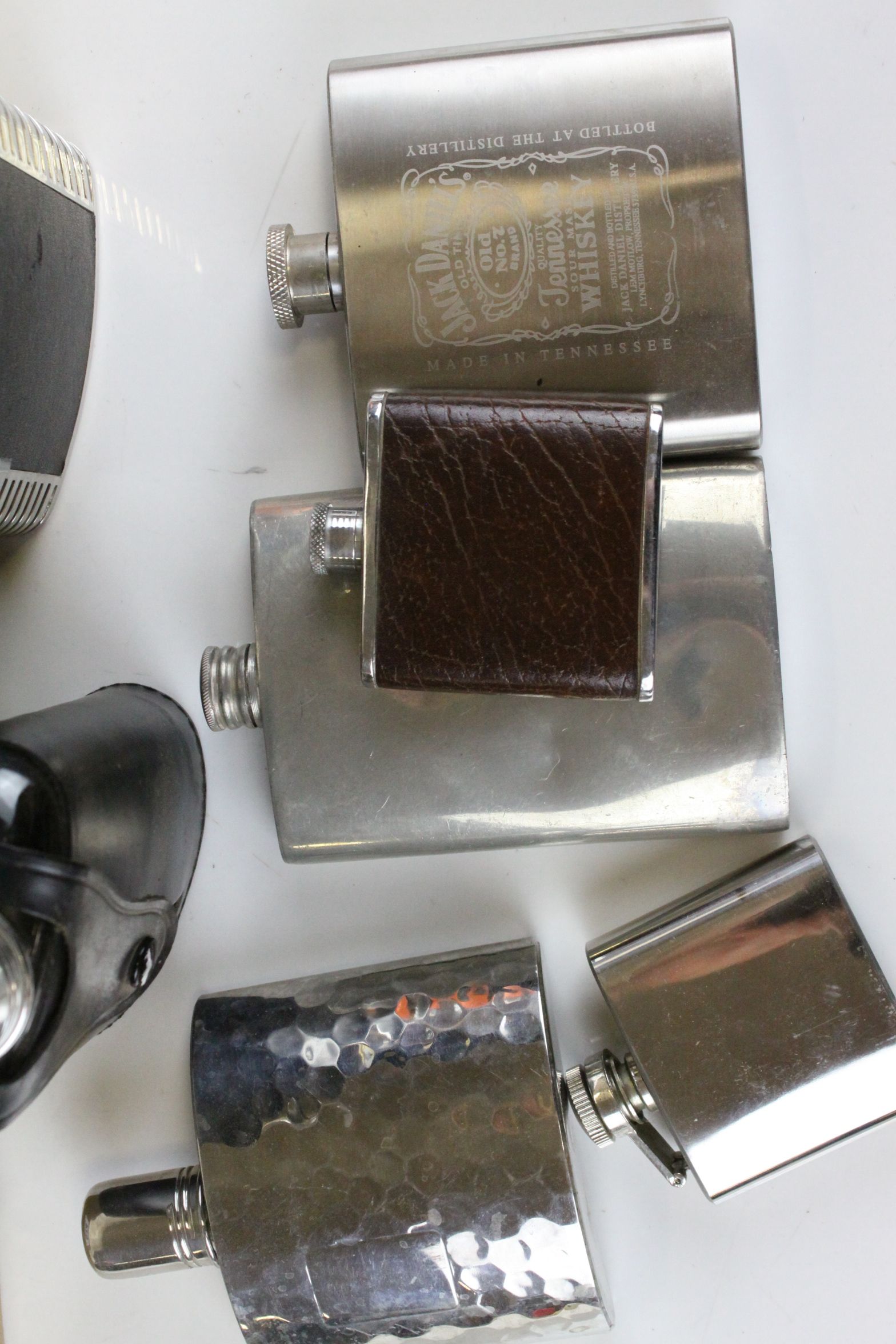 A quantity of mainly contemporary hip spirit flasks. - Image 2 of 3