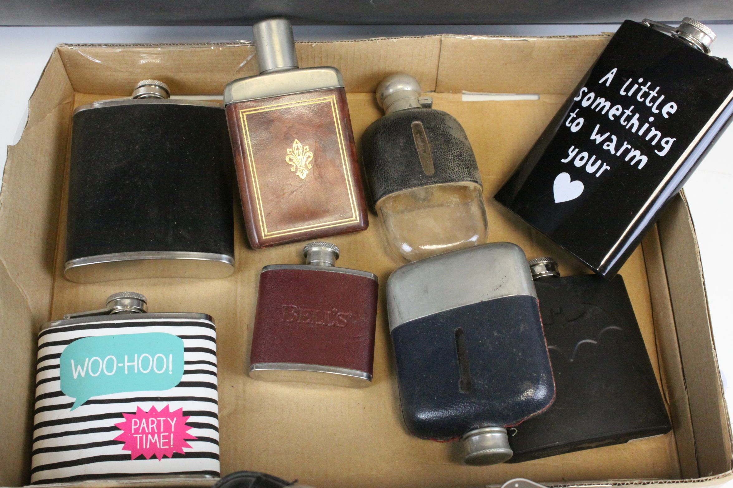 A quantity of mainly contemporary hip spirit flasks. - Image 3 of 3