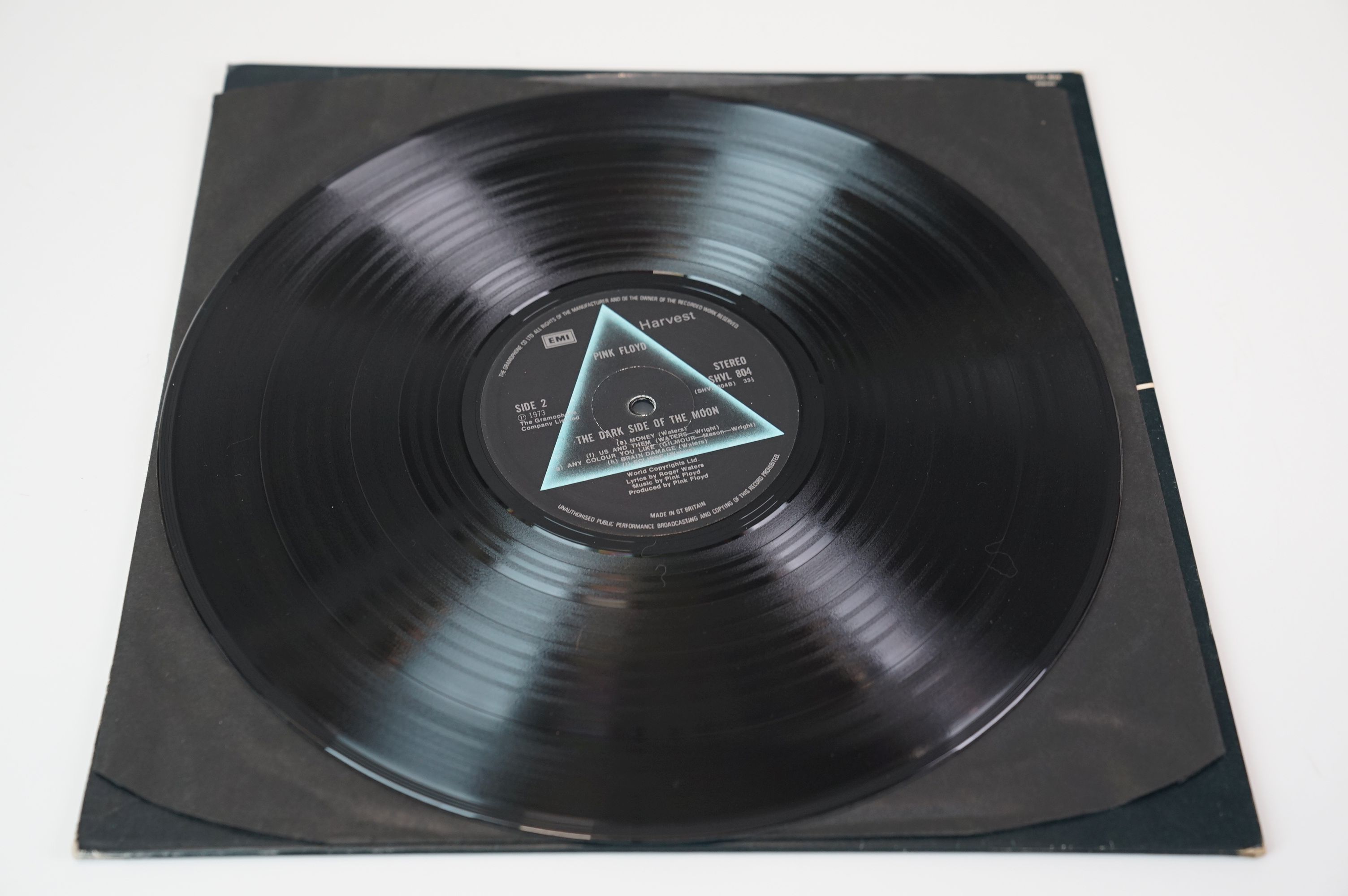 Vinyl - Four Pink Floyd LPs to include Dark Side of The Moon on Harvest SHVL804 stereo, Meddle on - Image 7 of 32