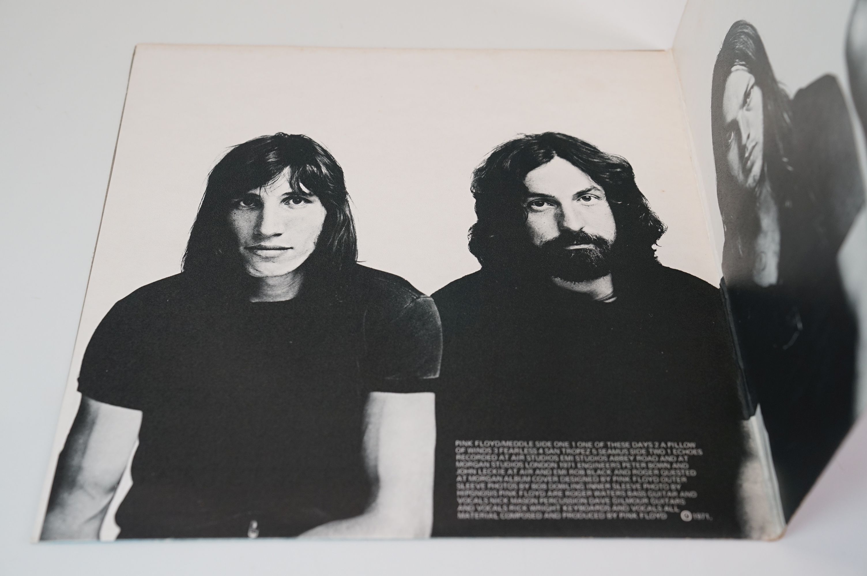 Vinyl - Four Pink Floyd LPs to include Dark Side of The Moon on Harvest SHVL804 stereo, Meddle on - Image 25 of 32